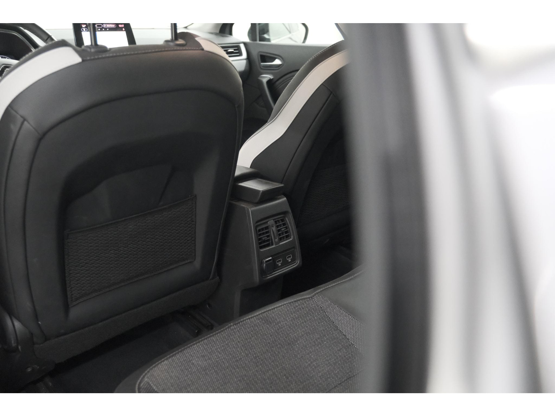 Renault Captur Mild Hybrid 140 EDC Techno | 360 Camera | 9.3 Inch Navigatie | Apple Carplay | 18 Inch Lichtmetalen Velgen