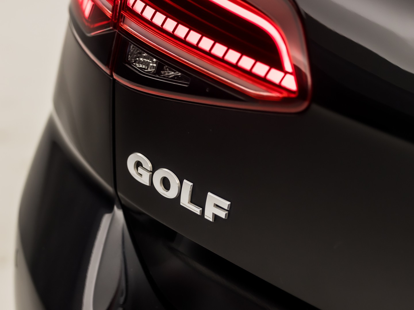 Volkswagen Golf 1.0 TSI Sportline (APPLE CARPLAY, GROOT NAVI, ALCANTARA, DYNAMISCHE KNIPPERLICHTEN, SPORTSTOELEN, STOELVERWARMING, ADAPTIVE CRUISE, PARKEERSENSOREN, NIEUWSTAAT)
