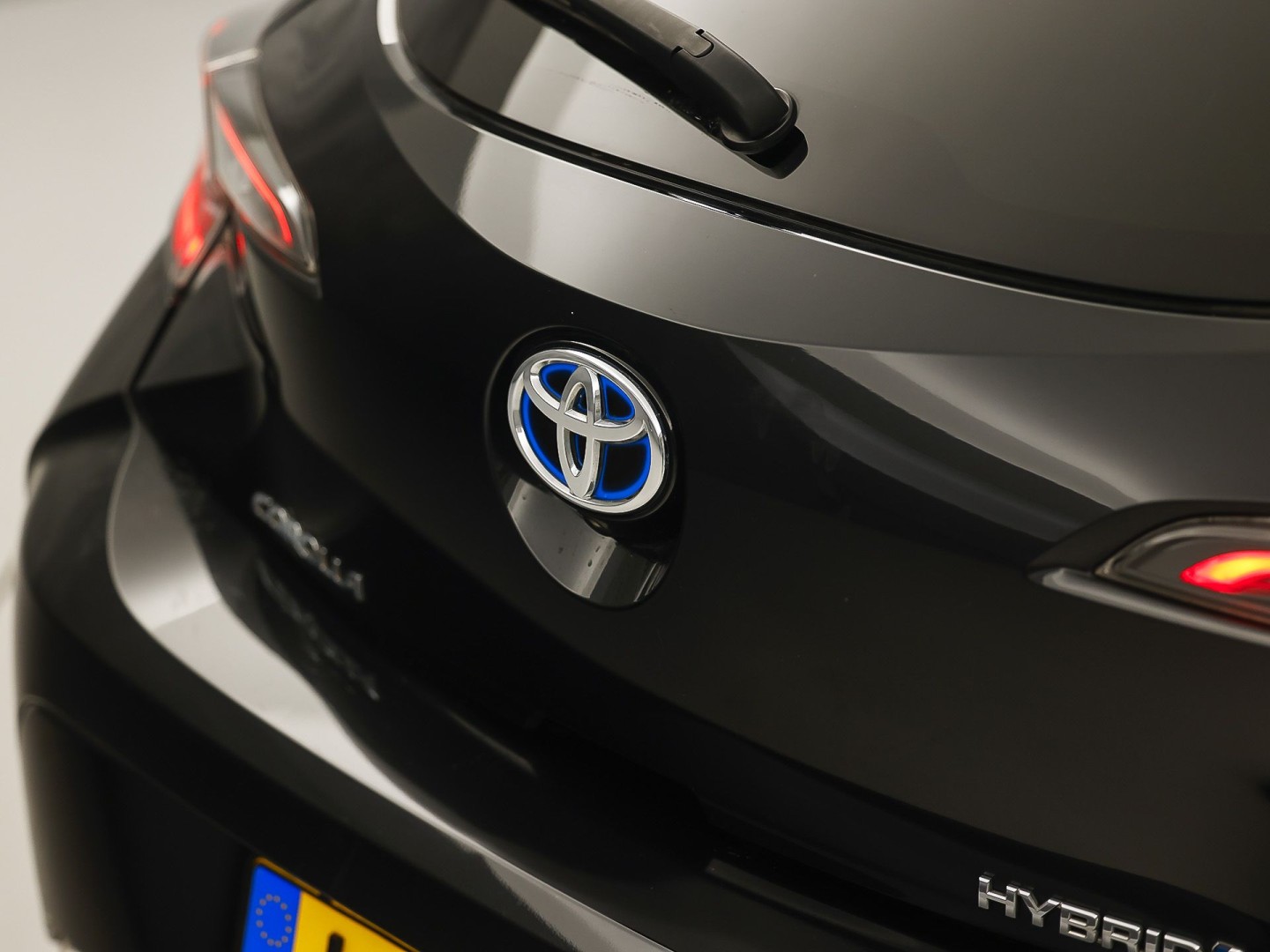 Toyota Corolla 1.8 Hybrid Sport Automaat (VIRTUAL COCKPIT, APPLE CARPLAY, CAMERA, STUUR/STOELVERWARMING, SPORTSTOELEN, ADAPTIVE CRUISE, ZWART HEMEL, NIEUWE APK, NIEUWSTAAT)