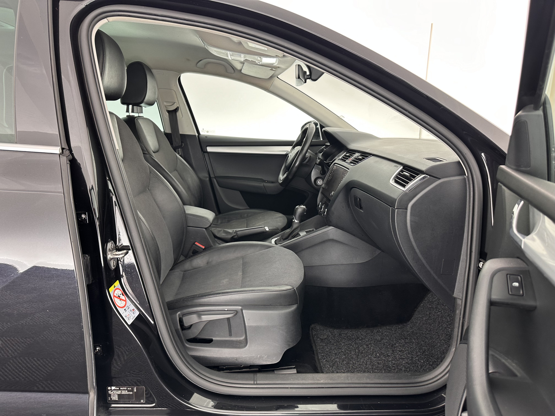 ŠKODA Octavia Combi 1.6 TDI Greentech Clever Edition Aut. *LEATHER-FABRIC | NAVI-FULLMAP | COMFORT-SEATS | DAB+ | HEATED-SEATS | AMUNDSEN-AUDIO | ECC | SHIFT-PADDLES | PARKPILOT | CRUISE | TOWBAR | 16''ALU *