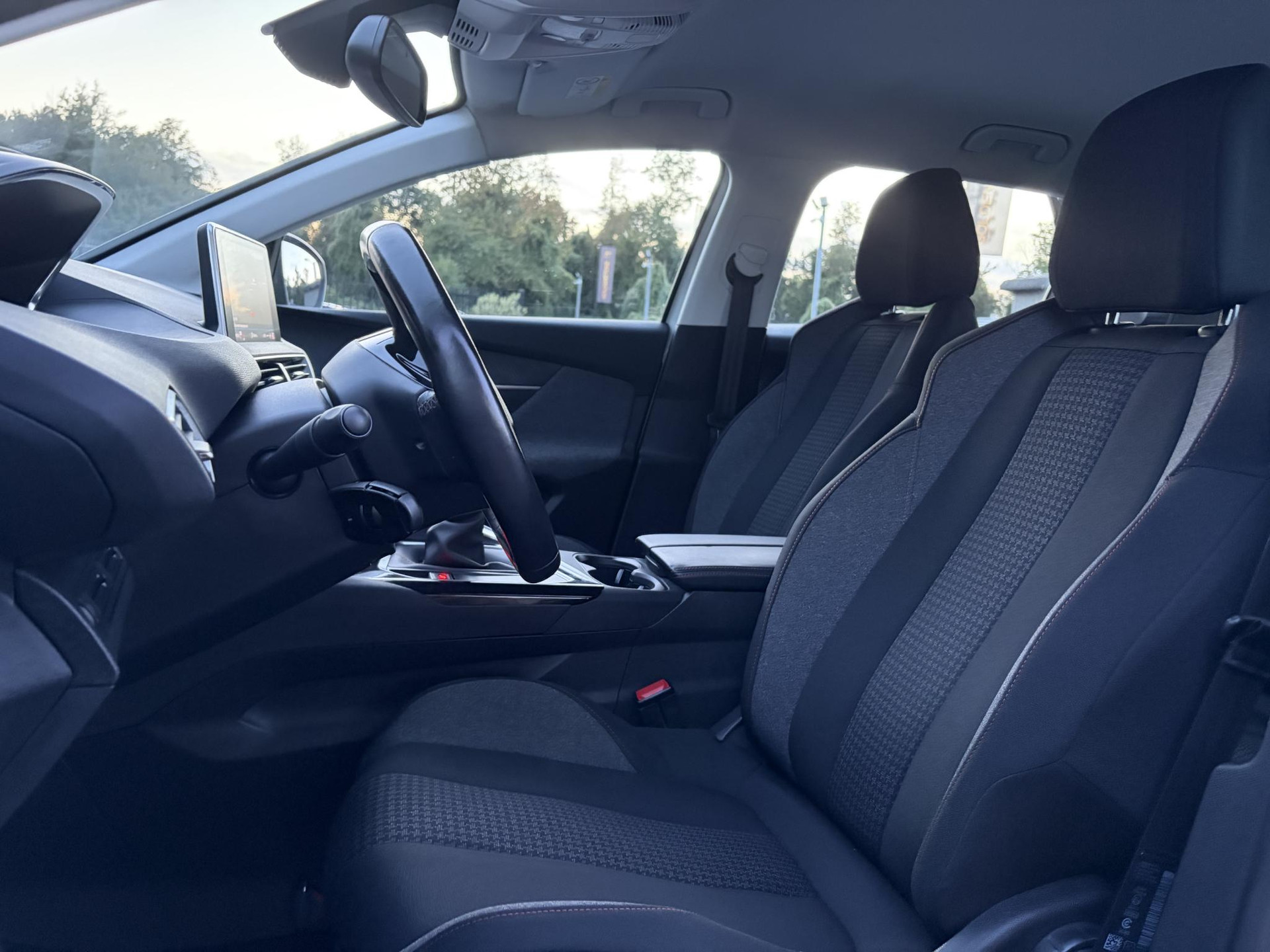 Peugeot 3008 1.2 PureTech Active ✓D-riem vv in 2023✓360° Camera✓Carplay✓Navi✓131pk✓Clima✓Cruise✓Trekhaak✓Dealer Onderhouden✓Bj 11-2019✓Lm velgen✓6 Bak✓Pdc✓N.A.P✓Apk tot 06-2027