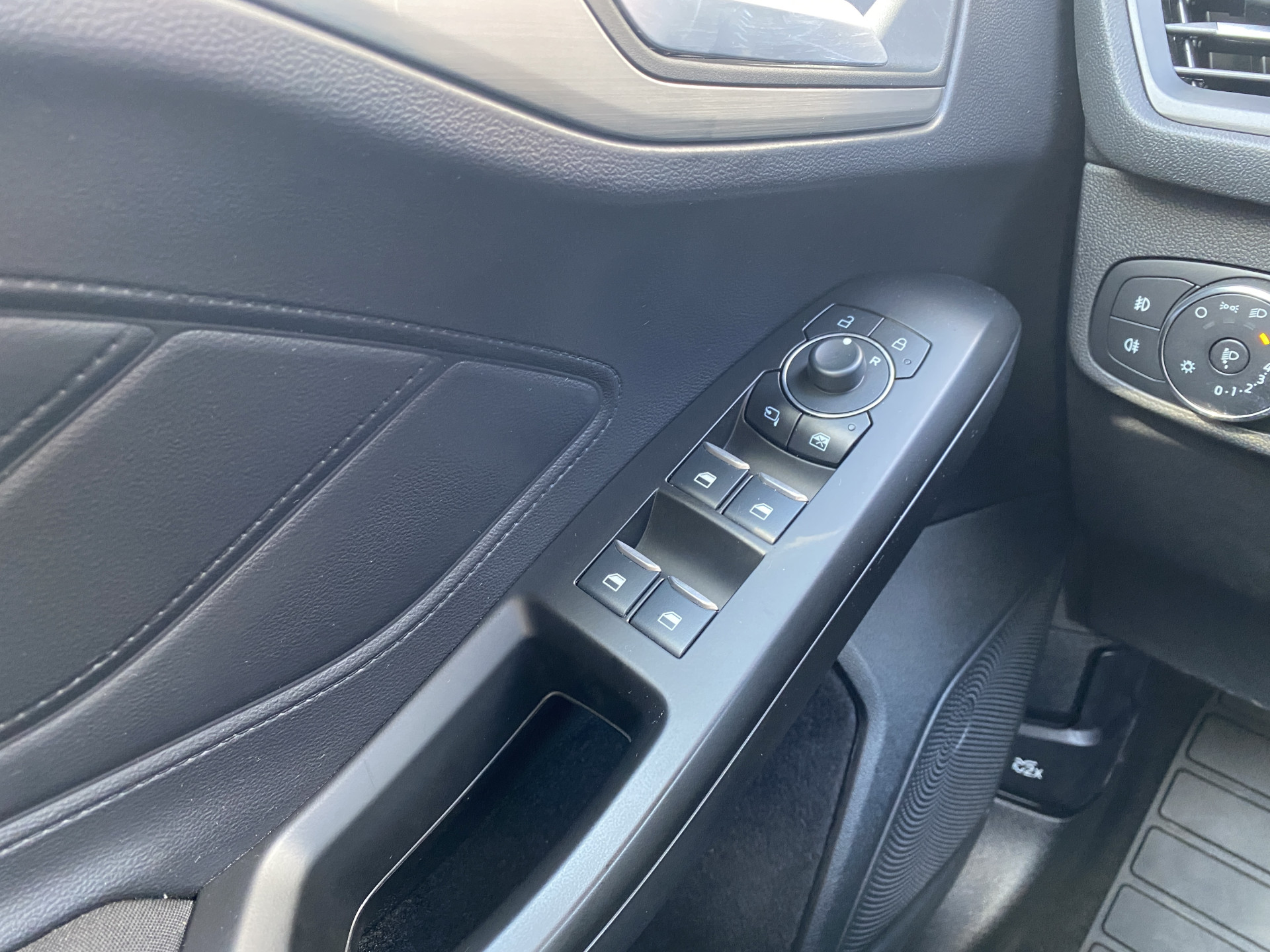 Ford Focus Wagon 1.0 EcoBoost Hybrid 155 pk Titanium AUT. | 1e eigenaar | dealer onderh. | navigatie | cruise control | BTW auto
