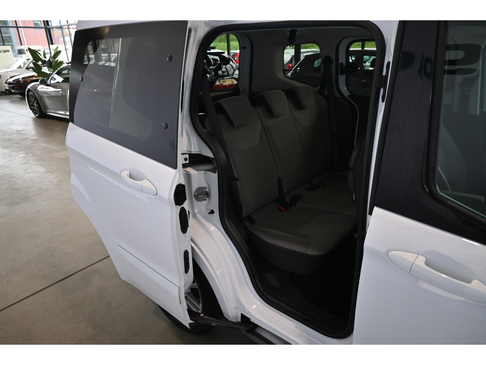Ford Tourneo Courier 1.0 Titanium Clima Navigatie 2x Schuifdeur Stoelverwarming Cruise Control Rijklaarprijs! Inruil Mogelijk!