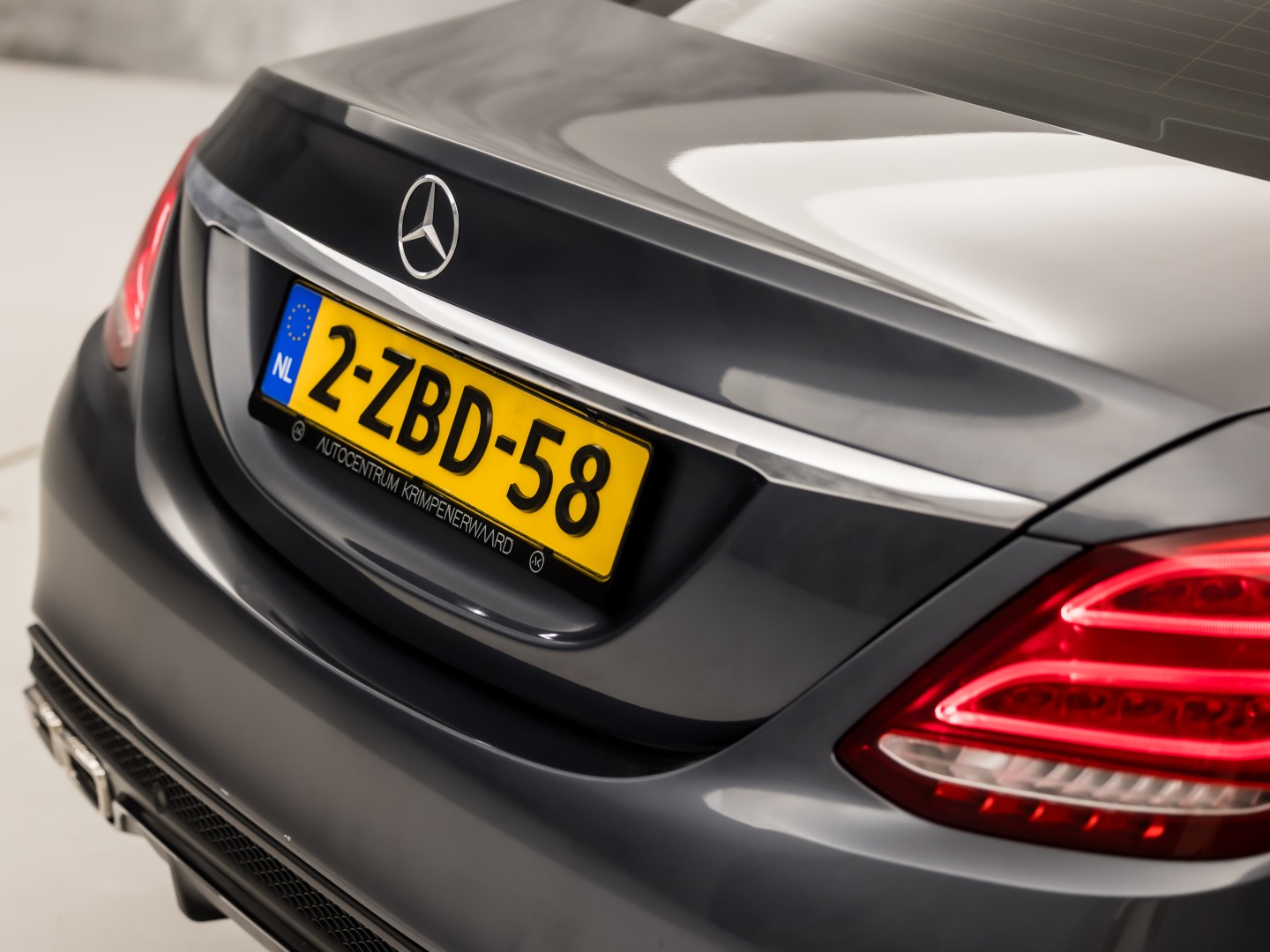 Mercedes-Benz C-Klasse 180 AMG Sport 156Pk Automaat (NAVIGATIE, LEDER, GETINT GLAS, ELEK SPORTSTOELEN, CRUISE, LED KOPLAMPEN, NIEUWSTAAT)