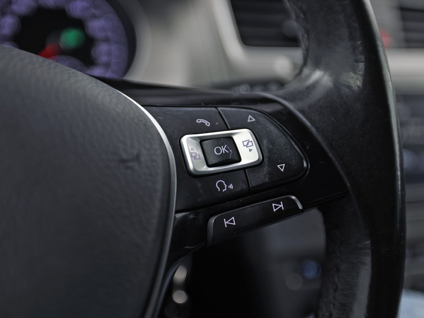 Volkswagen Golf 1.0 TSI Sportline Automaat (APPLE CARPLAY, NAVIGATIE, CAMERA, CLIMATE, SPORTSTOELEN, GETINT GLAS, LM VELGEN, CRUISE, NIEUWSTAAT)