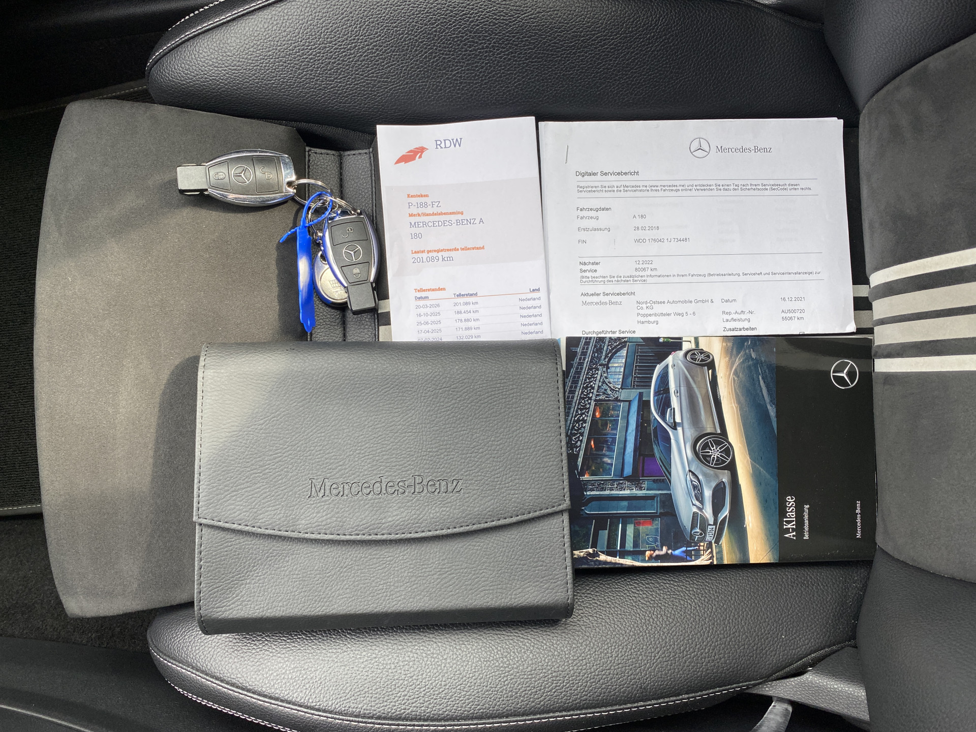 Mercedes-Benz A-klasse 180 Business Solution AMG Edition AUT. | leder/alcantara | 18 inch AMG velgen | navigatie | sportstoelen | sfeerverl.