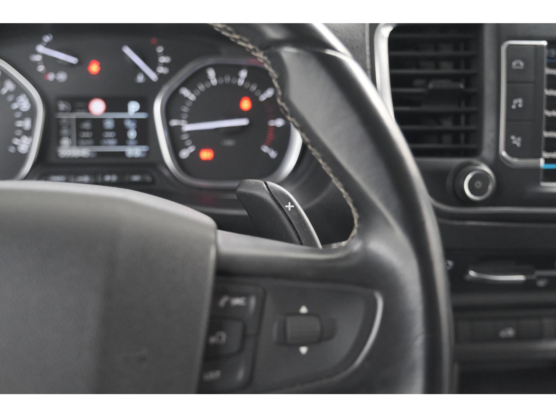 Peugeot Expert 2.0 BlueHDI 180 Automaat Standard Premium | Standkachel | Trekhaak | Head-Up Display | Camera | Apple Carplay | Laadruimte Betimmering