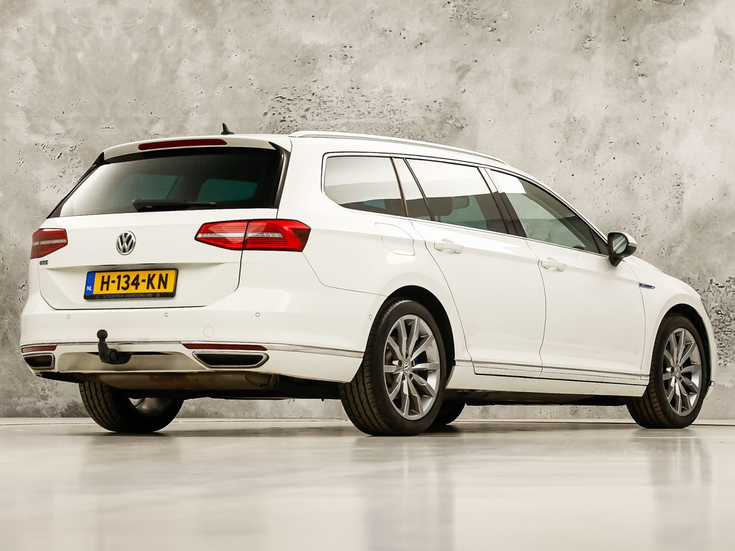 Volkswagen Passat Variant 1.4 TSI GTE HighLine Sport Automaat (PANORAMADAK, APPLE CARPLAY, SOH 77,9%, GROOT NAVI, CAMERA, TREKHAAK, KEYLESS, SPORTSTOELEN, STOELVERWARMING, GETINT GLAS, NIEUWSTAAT)
