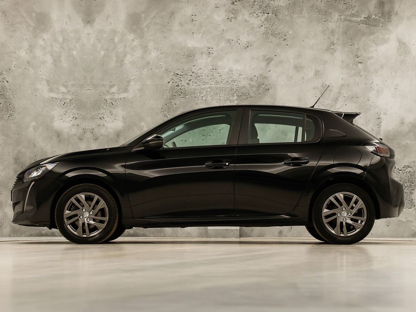 Peugeot 208 1.2 PureTech Sport Automaat (APPLE CARPLAY, KEYLESS, PARKEERSENSOREN, SPORTSTOELEN, CRUISE, LANE ASSIST, NIEUWE APK, NIEUWSTAAT)