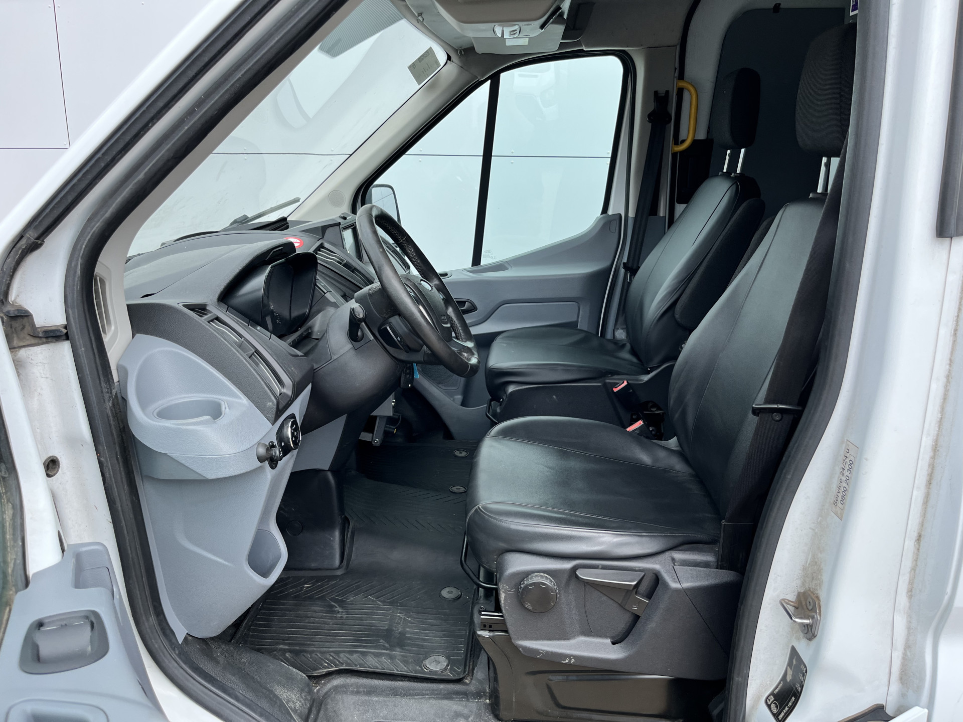 Ford Transit 2.0 TDCI 130PK L2H2 Airco Cruise Control Parkeersensoren Stoelverwarming Zwaailampen Kastwand Inbouw