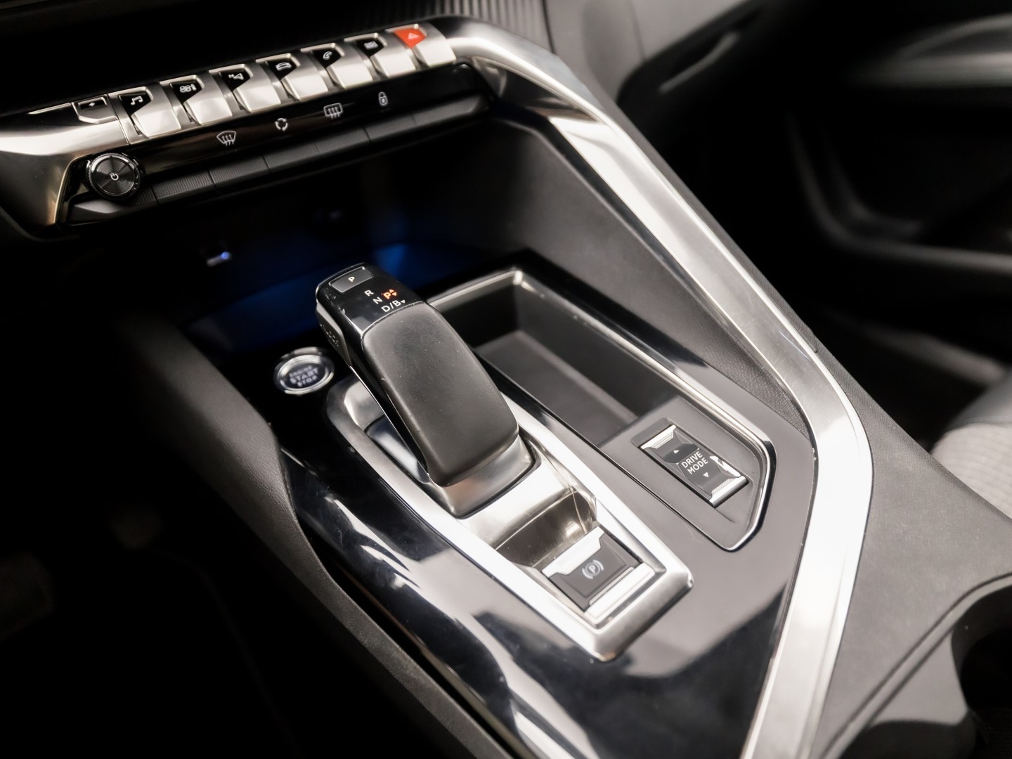 Peugeot 3008 1.6 HYbrid 225 Allure Sport 225Pk Automaat (APPLE CARPLAY, GROOT NAVI, 360 CAMERA, LEDER, KEYLESS, SPORTSTOELEN, GETINT GLAS, LANE ASSIST, NIEUWSTAAT)