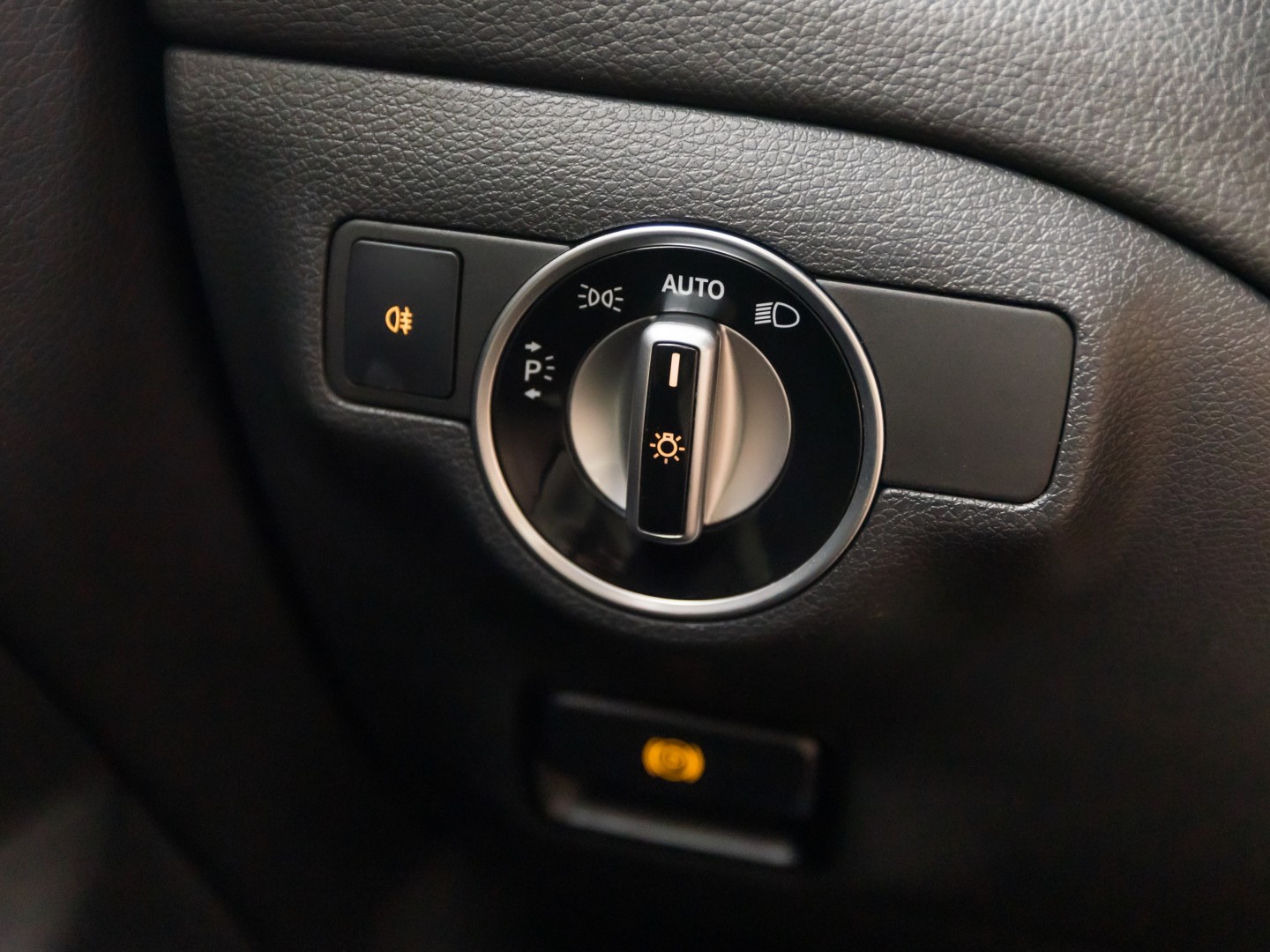 Mercedes-Benz CLA-Klasse 180 AMG Sport Automaat (GROOT NAVI, LEDER, ZWART HEMEL, STOELVERWARMING, SPORTSTOELEN, GETINT GLAS, CRUISE, NIEUWE APK, NIEUWSTAAT)