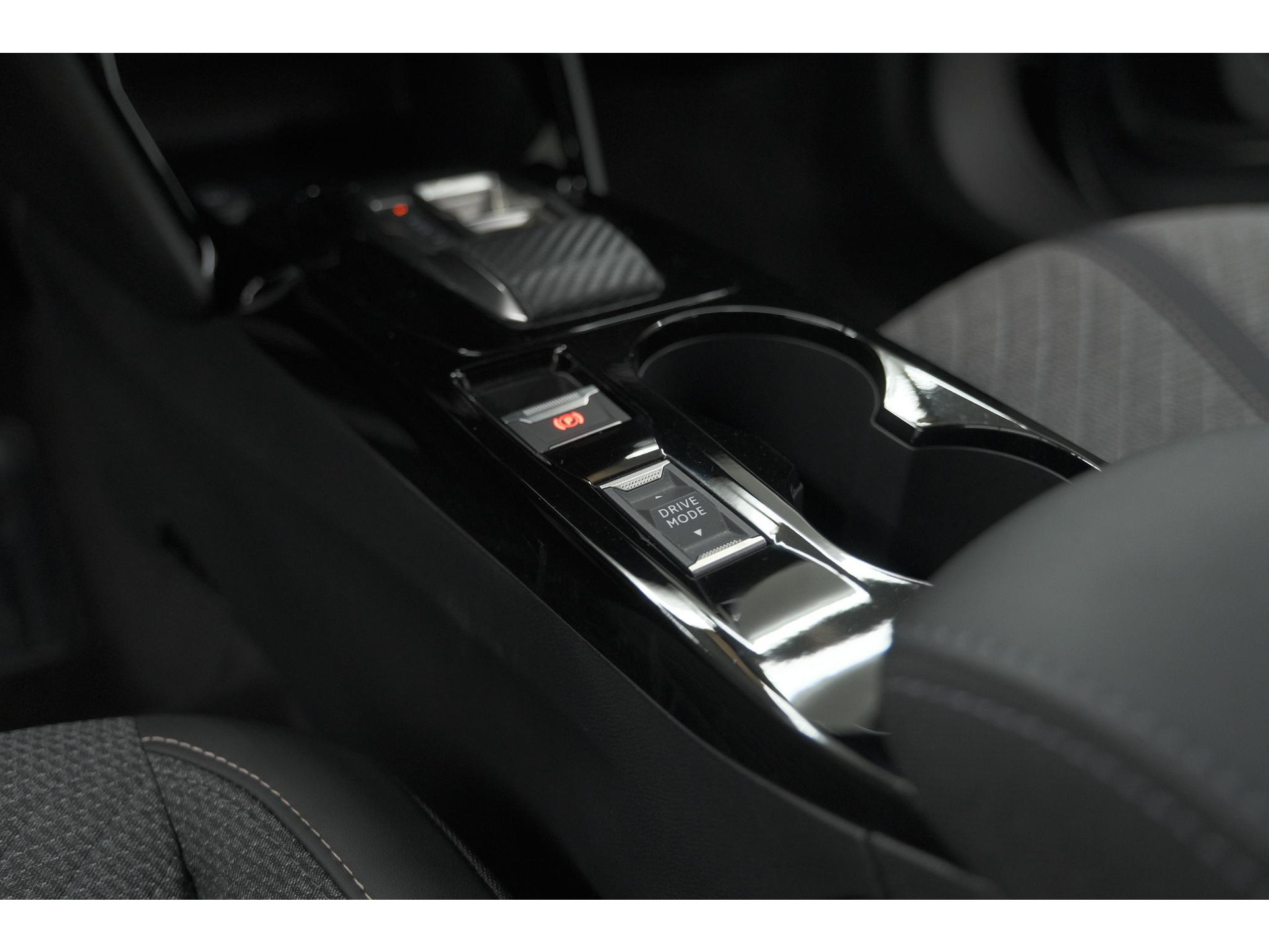 Peugeot 2008 1.2 Hybrid 145 Allure | 360 Camera | Adaptieve Cruise Control | Dodehoekdetectie | Apple Carplay