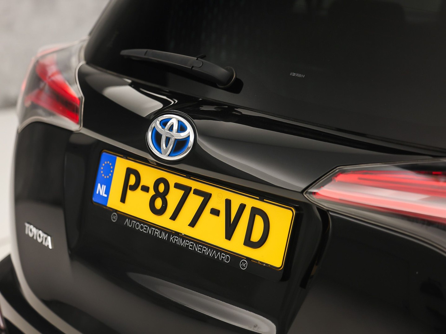 Toyota RAV4 2.5 Hybrid Energy 197Pk Automaat (BLACK PACK, NAVIGATIE, CAMERA, GETINT GLAS, SPORTSTOELEN, KEYLESS, ADAPTIVE CRUISE, NIEUWSTAAT)