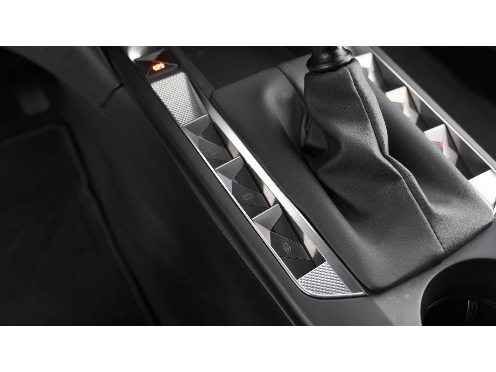 DS 3 Crossback PureTech 100 Montmartre | Parkeersensoren | Apple Carplay | Allseason Banden | Navigatie | Climate Control