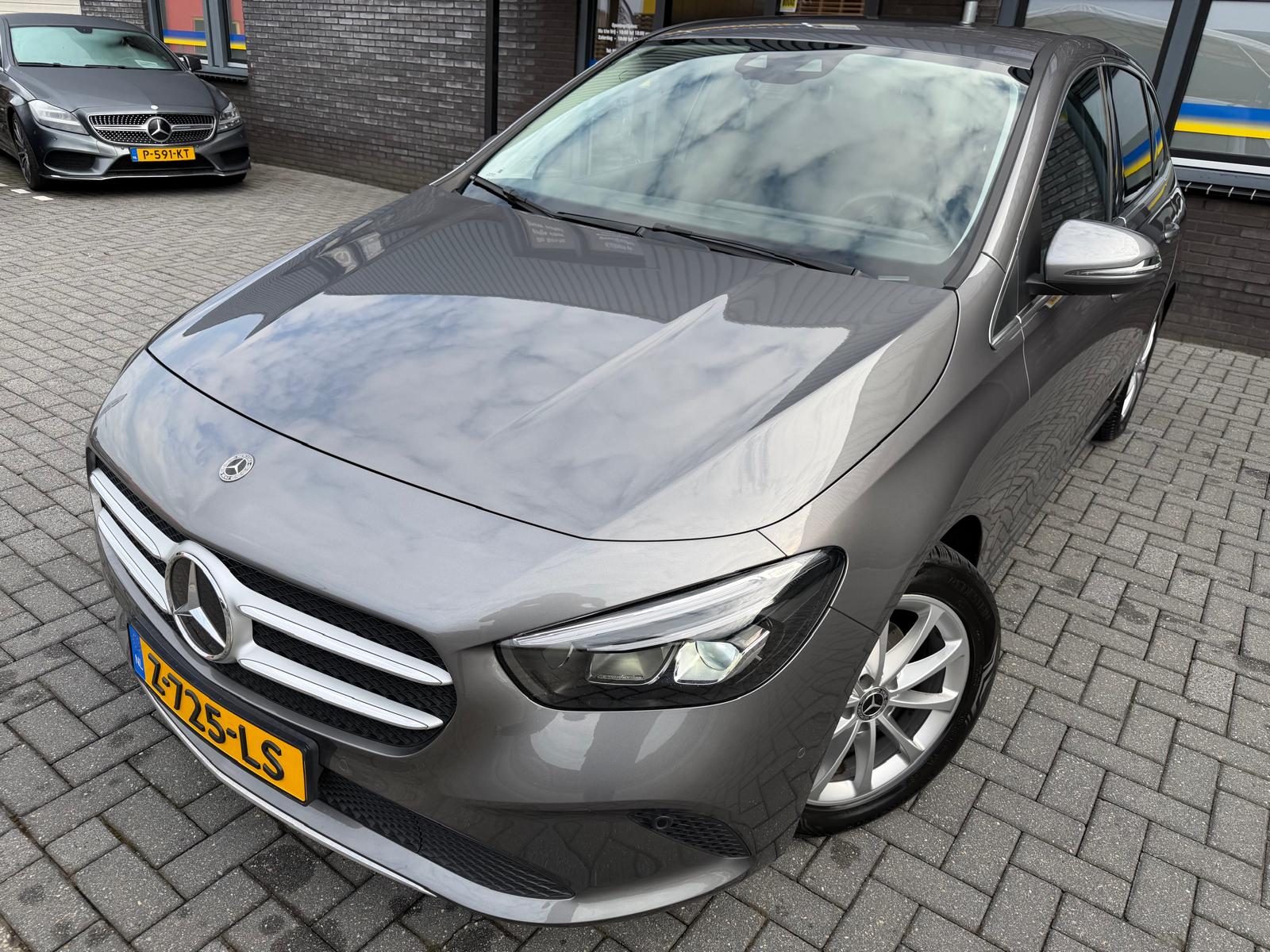 Mercedes-Benz B-klasse 180 Business Solution AMG | 1E EIGENAAR | 3/6/12MND GARANTIE | LEDER | LED | AUTOMAAT | DAB | CARPLAY | CRUISE | CLIMA | STOELVERWM. |