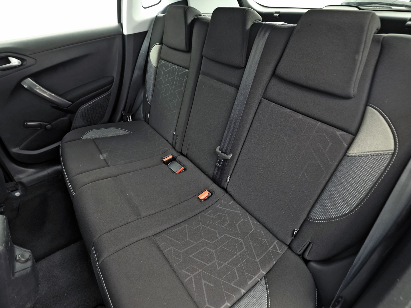 Peugeot 2008 1.2 PureTech Sport (SCHERM, CRUISE, SPORTSTOELEN, NIEUWE APK, NIEUWSTAAT)