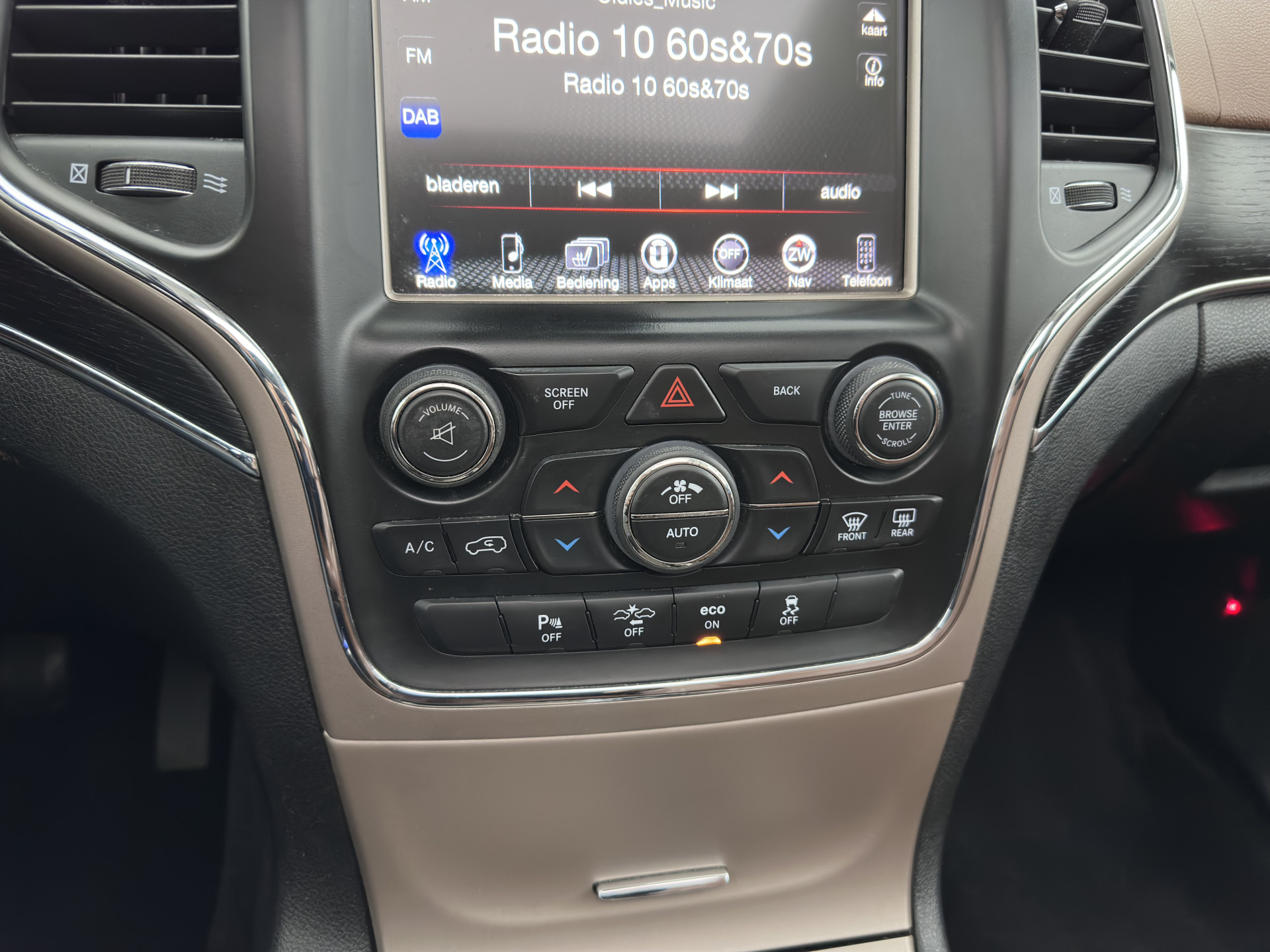 Jeep Grand Cherokee 3.0 CRD Summit Aut. *PANO | FULL-LEATHER | XENON | DIGI-COCKPIT | AIR-SUSPENSION | BLIND-SPOT | ADAPTIVE-CRUISE | MEMORY-PACK | CAMERA | KEYLESS | NAVI-FULLMAP | TOWBAR | COMFORT-SEATS | SHIFT-PADDLES | DAB