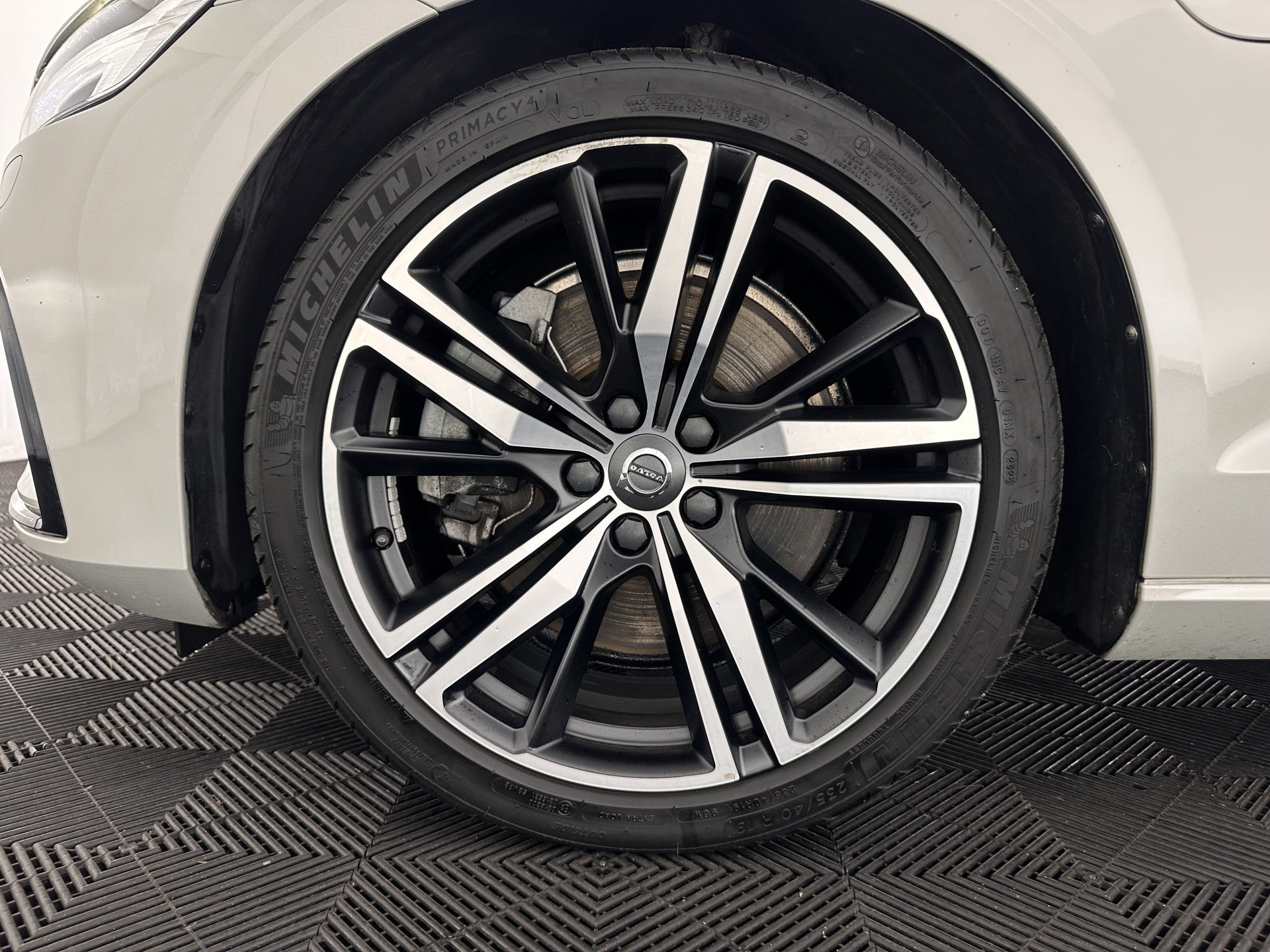 Volvo V60 2.0 T6 Recharge AWD R-Design (Plug-in) (INCL.BTW) Aut. *PANO | HEAD-UP | LEATHER-FABRIC | FULL-LED | MEMORY-PACK | HARMAN/KARDON | DIGI-COCKPIT | HEATED-SPORTSEATS | KEYLESS | DAB+ | NAVI-FULLMAP | PDC | CRUISE | TOWBAR | 19''ALU*