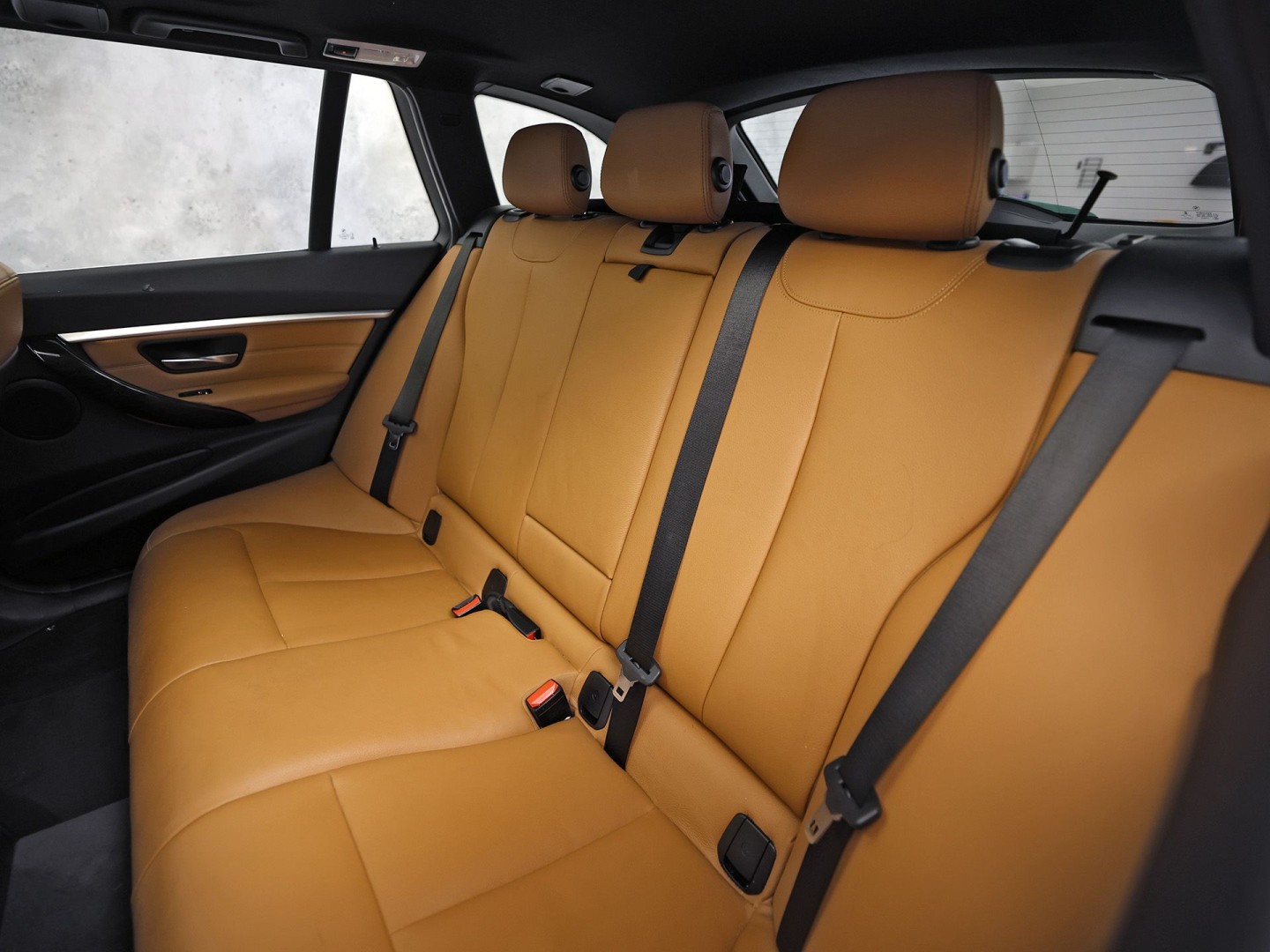 BMW 3 Serie 318i M Sport Automaat (PANORAMADAK, M PAKKET, GROOT NAVI, CAMERA, DEALER ONDERHOUDEN, COGNAC LEDER, SPORTSTOELEN, STOELVERWARMING, VIRTUAL COCKPIT, NIEUWSTAAT)
