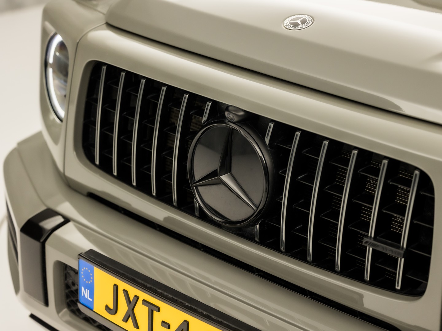 Mercedes-Benz G-Klasse 63 AMG 585Pk (SCHUIFDAK, CARBON PACK, ALCANTARA HEMEL, APPLE CARPLAY, BURMESTER, MASSAGE, STOELKOELING/VERWARMING, ADAPTIVE CRUISE, 360 CAMERA, SFEERVERLICHTING, TREKHAAK, NIEUWSTAAT)