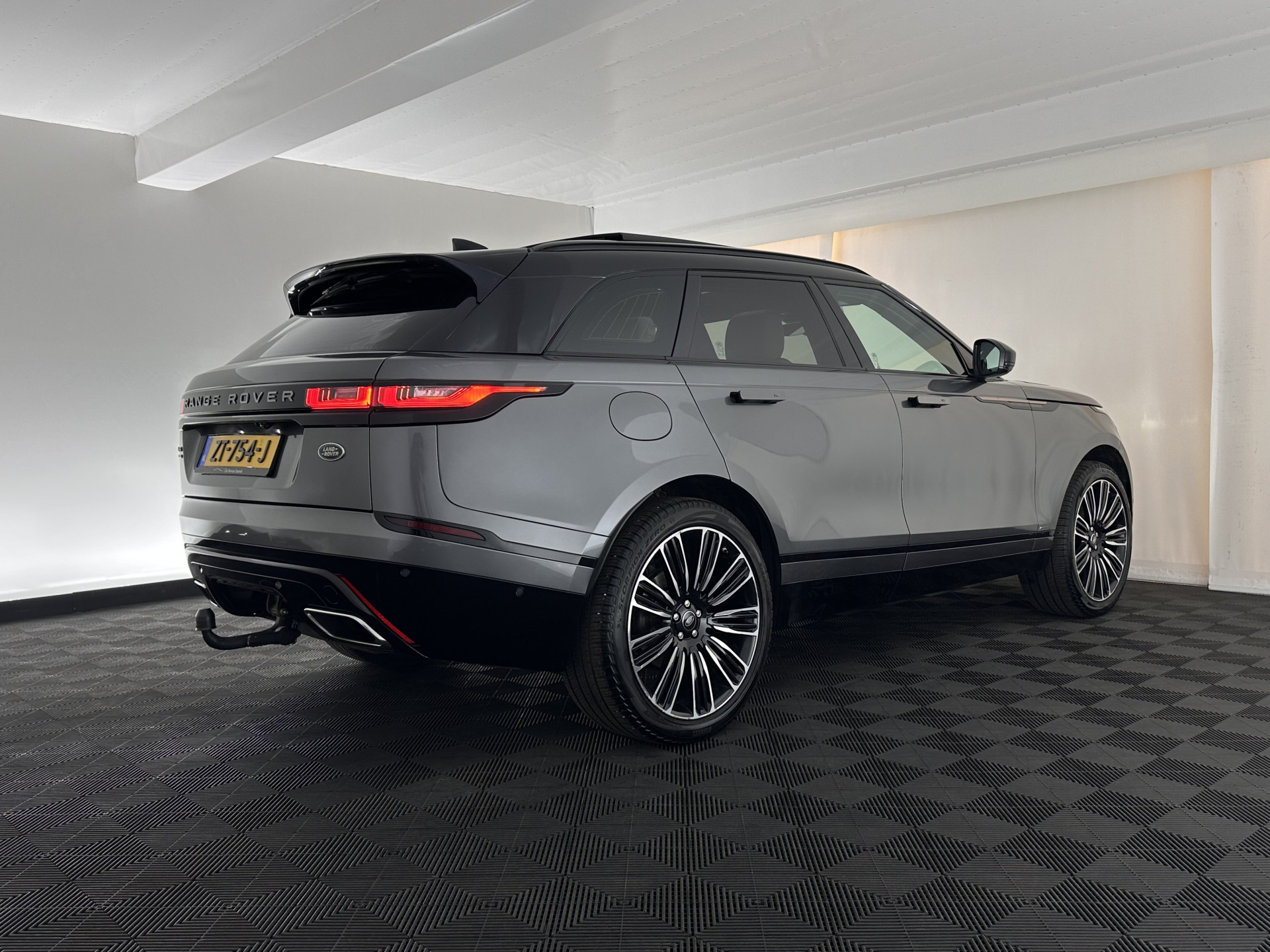 Land Rover Range Rover Velar 2.0 P300 Turbo AWD R-Dynamic HSE Aut. *PANO | HEAD-UP | LEATHER | MATRIX-LED | MEMORY-PACK | BLINDSPOT | MERIDIAN-SURROUND | DIGI-COCKPIT | CAMERA | KEYLESS | HEATED-COMFORTSEATS | PRIVACYGLASS | SHIFTPADDLES | TOWBAR | 22"A