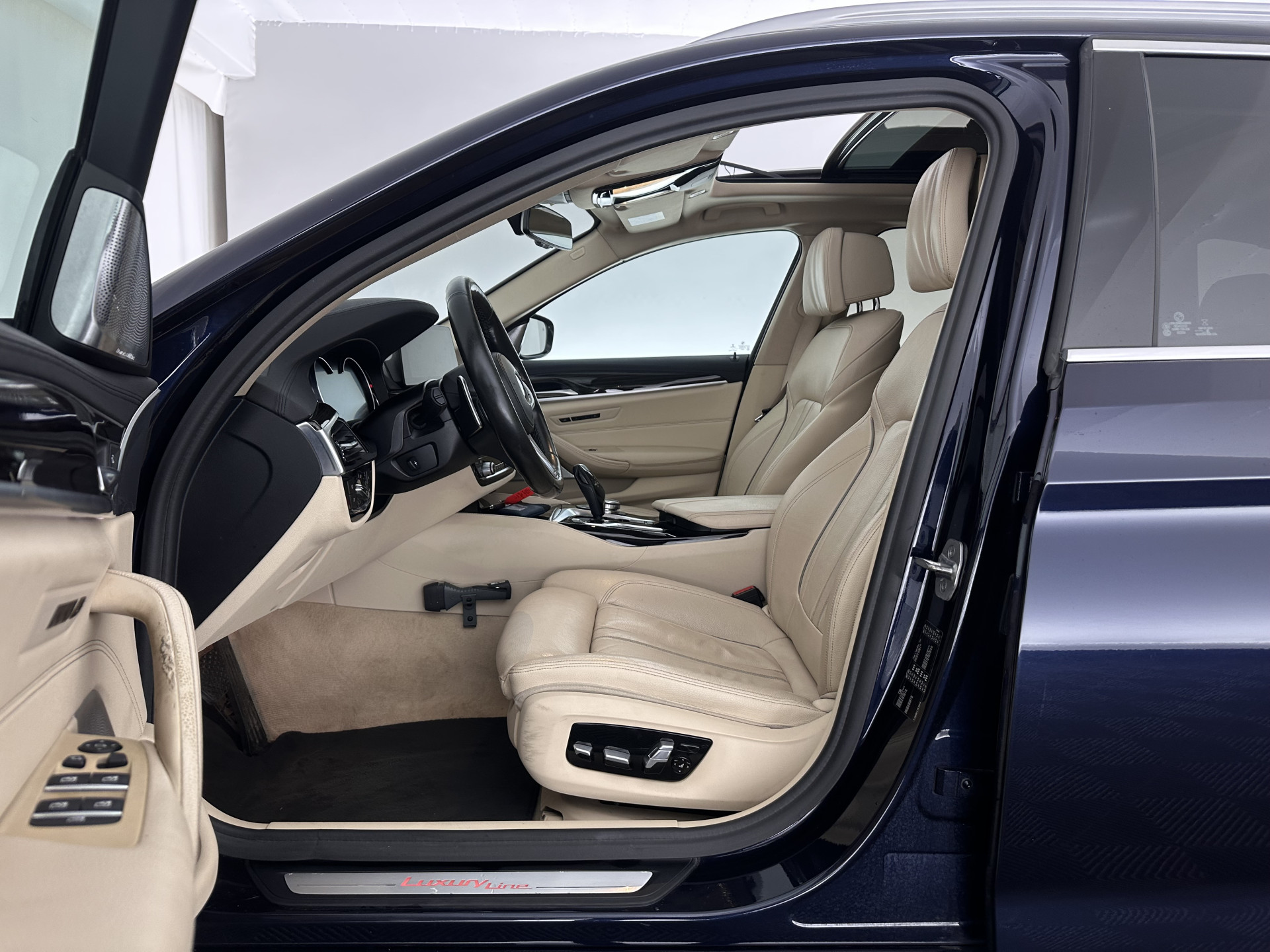 BMW 5-serie Touring 530d High Executive Luxury-Line Aut. *PANO | BOWERS-WILKINS | LEATHER | FULL-LED | ADAPTIVE-CRUISE | BLINDSPOT | MEMORY-PACK | TOPVIEW | HEAD-UP | HEATED-COMFORTSEATS | DIGI-COCKPIT | NAVI-FULLMAP | TOWBAR | 19''ALU*