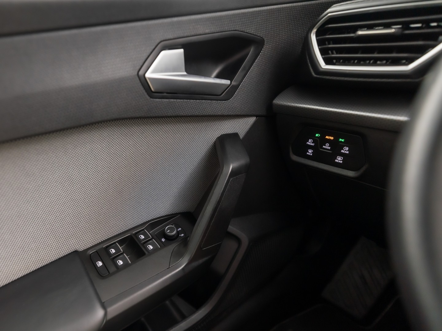 SEAT Leon 1.5 TSI Sport (4 CILINDER, APPLE CARPLAY, GROOT NAVI, CAMERA, GETINT GLAS, SPORTSTOELEN, ADAPTIVE CRUISE, KEYLESS, NIEUWSTAAT)