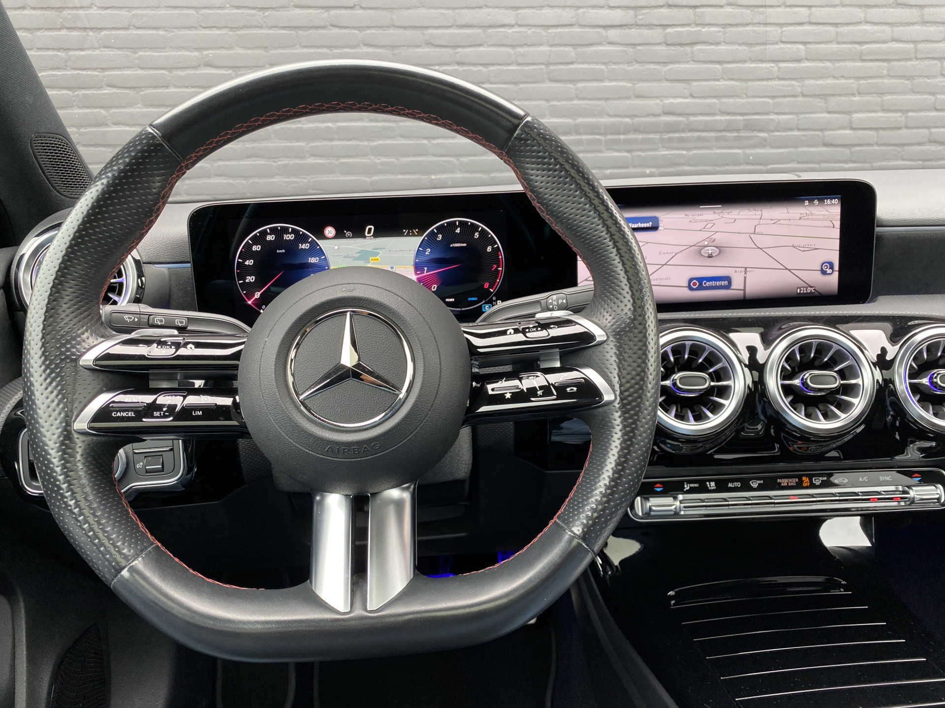 Mercedes-Benz A-klasse 180 AMG Line AUT. | 1e eigenaar | dealer onderh. | panoramadak | camera | night pakket | sfeerverlichting