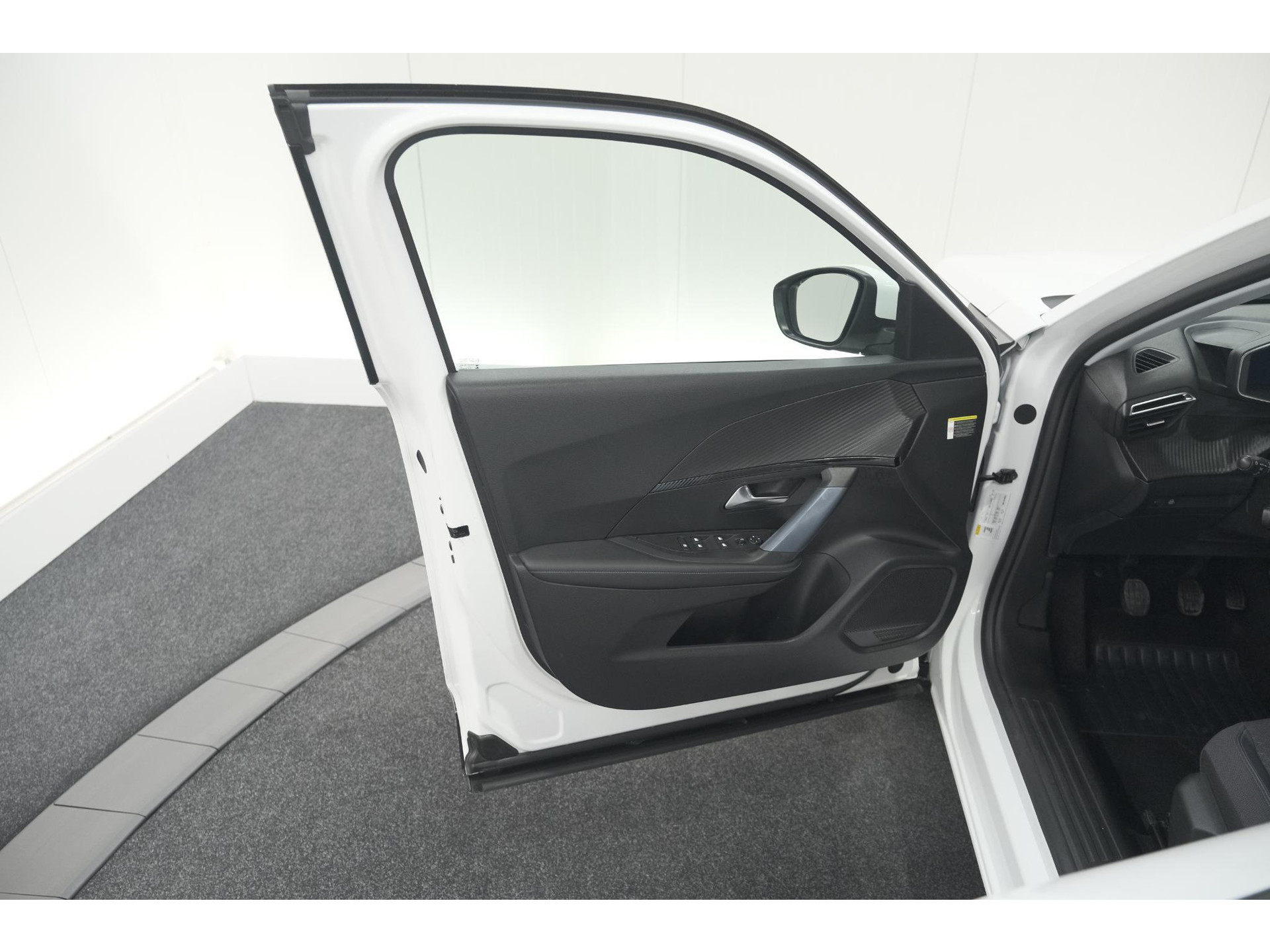 Peugeot 2008 PureTech 130 Allure | Trekhaak | Camera | Navigatie | Parkeersensoren