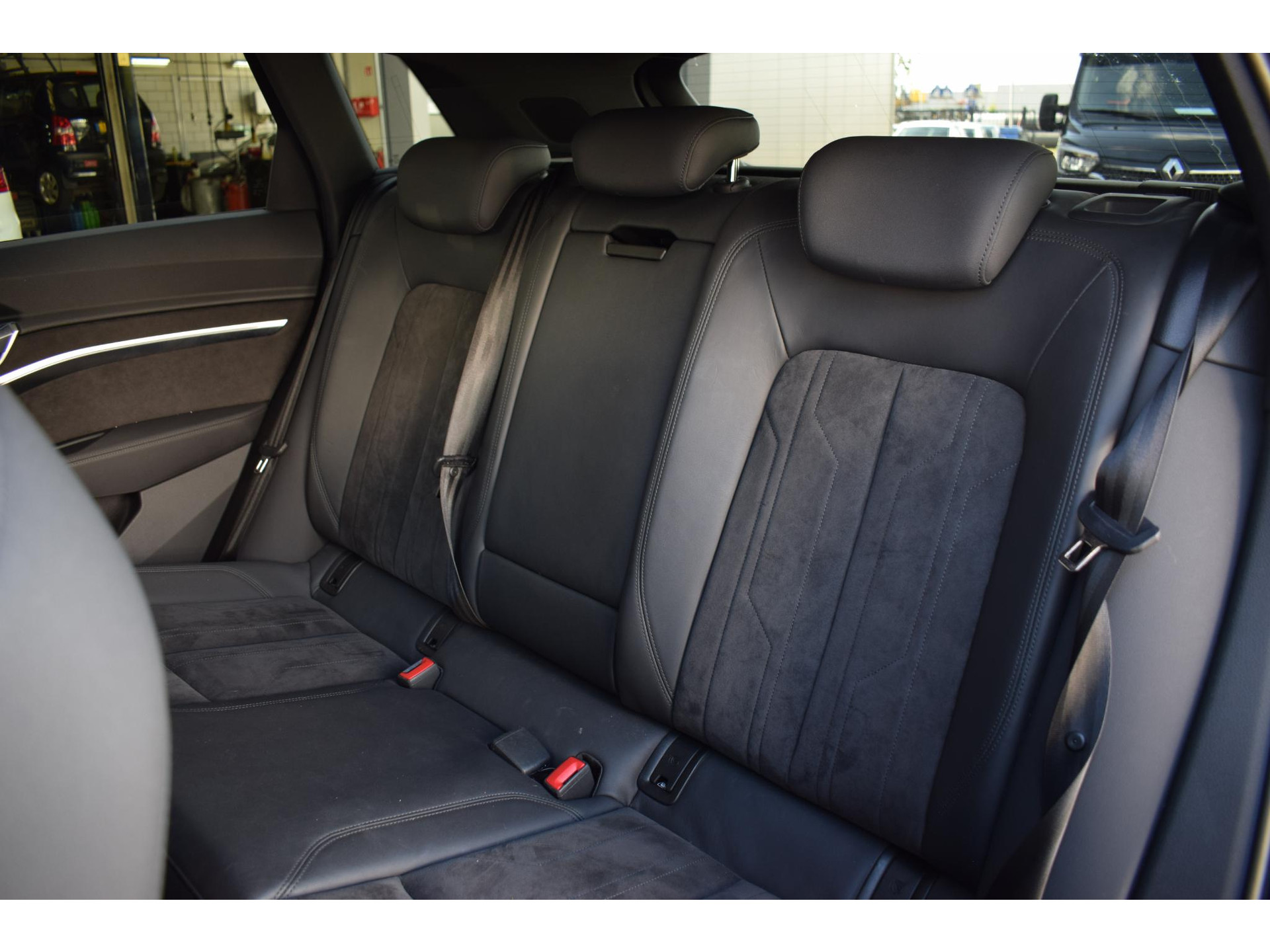 Audi e-tron 50 quattro S edition 71 kWh | SOH: 94,4% | Trekhaak | HUD | B&O | 360 Cam | Half Leer