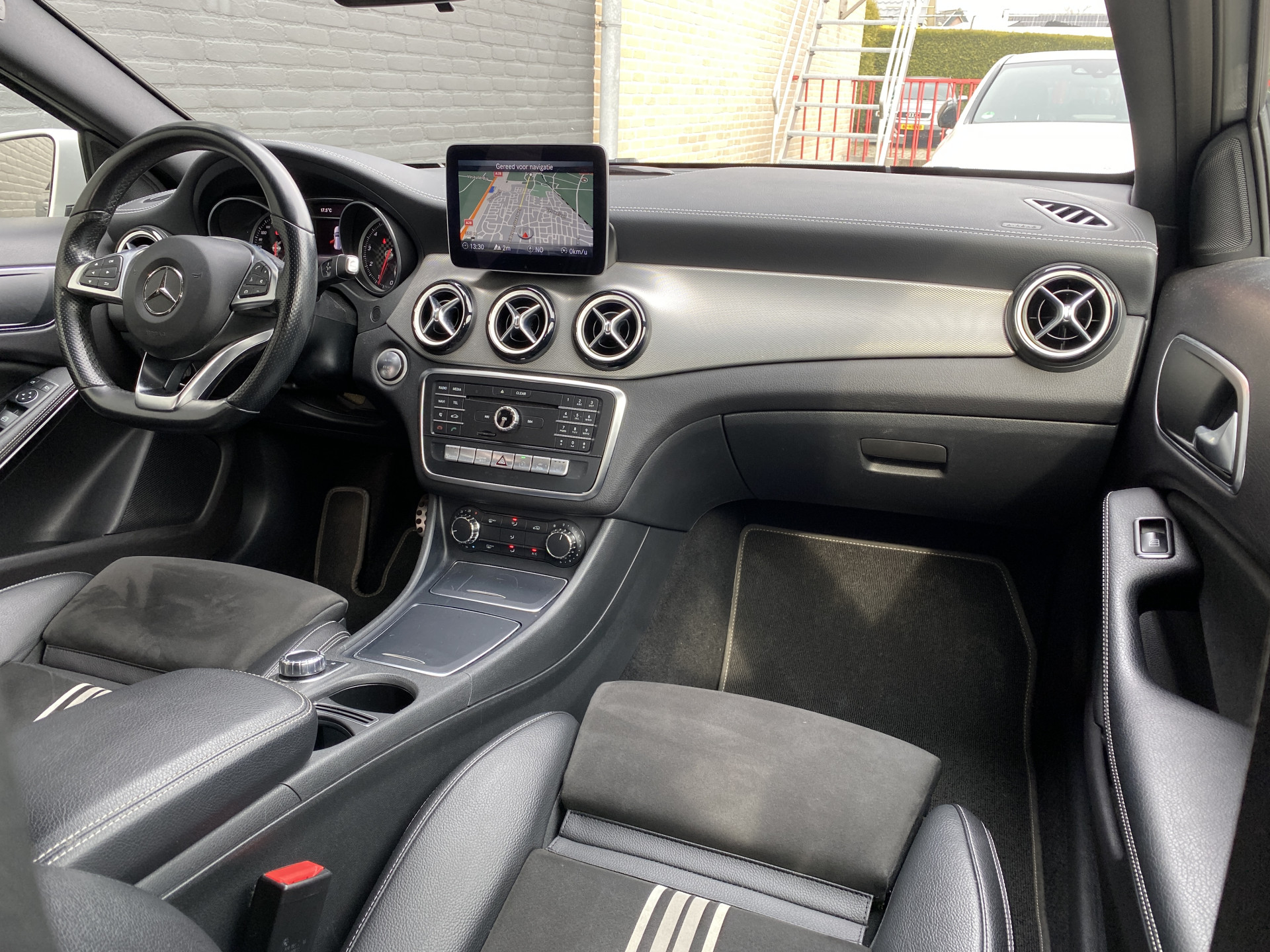 Mercedes-Benz A-klasse 180 Business Solution AMG Edition AUT. | leder/alcantara | 18 inch AMG velgen | navigatie | sportstoelen | sfeerverl.