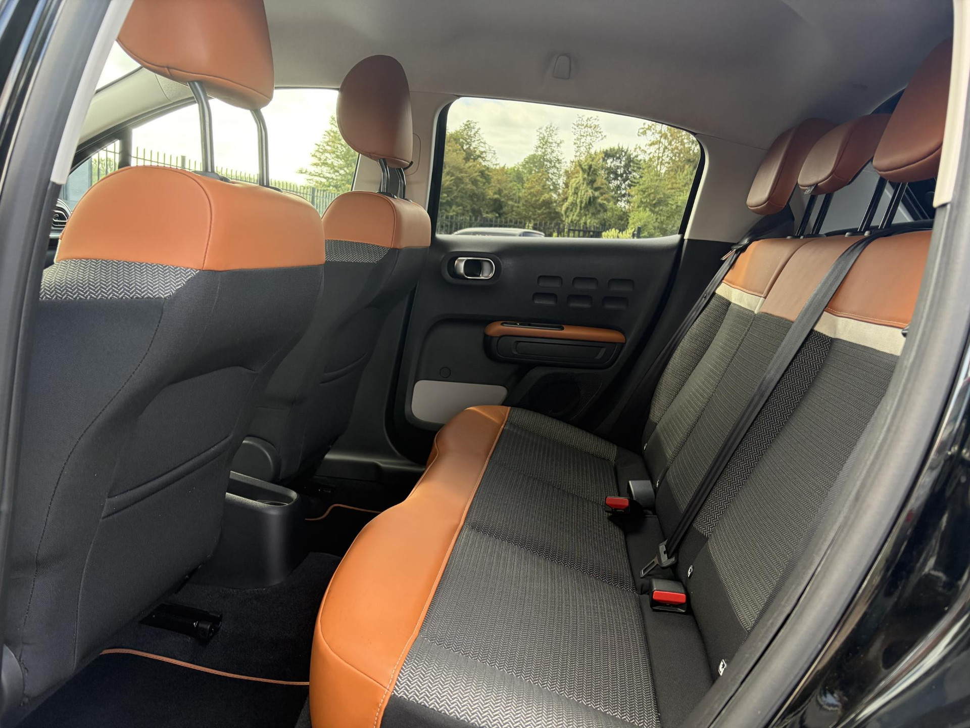Citroen C3 1.2 PureTech Shine ✓Dealer Onderhouden✓2e Eigenaar✓Carplay✓Camera✓Navi✓Clima✓Cruise✓Pdc V+A✓Keyless✓Halfleder✓Trekhaak✓Rijstrooksensor✓Dodehoeksensor✓17'' Lm velgen✓N.A.P✓Nieuwe Apk bij Aflevering