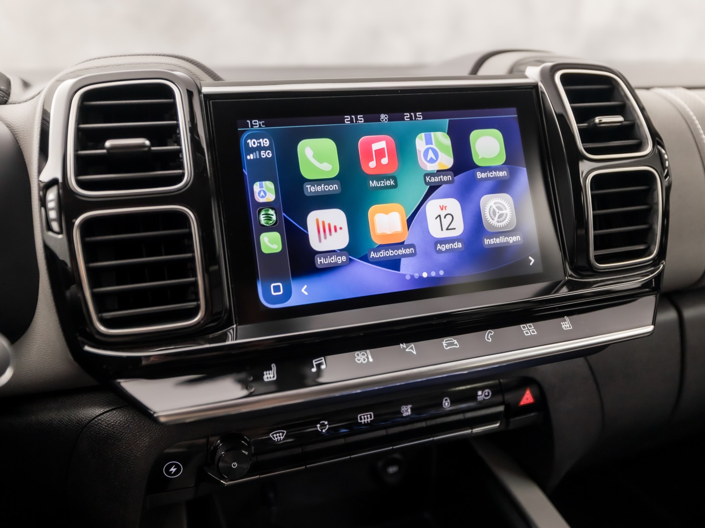 Citroën C5 Aircross 1.6 Plug-in Hybrid 225 Deluxe Sport 225Pk Automaat (APPLE CARPLAY, SOH 93%, GROOT NAVI, 360 CAMERA, GETINT GLAS, ELEK SPORTSTOELEN, LEDER, STOELVERWARMING, ADAPTIVE CRUISE, NIEUWSTAAT)