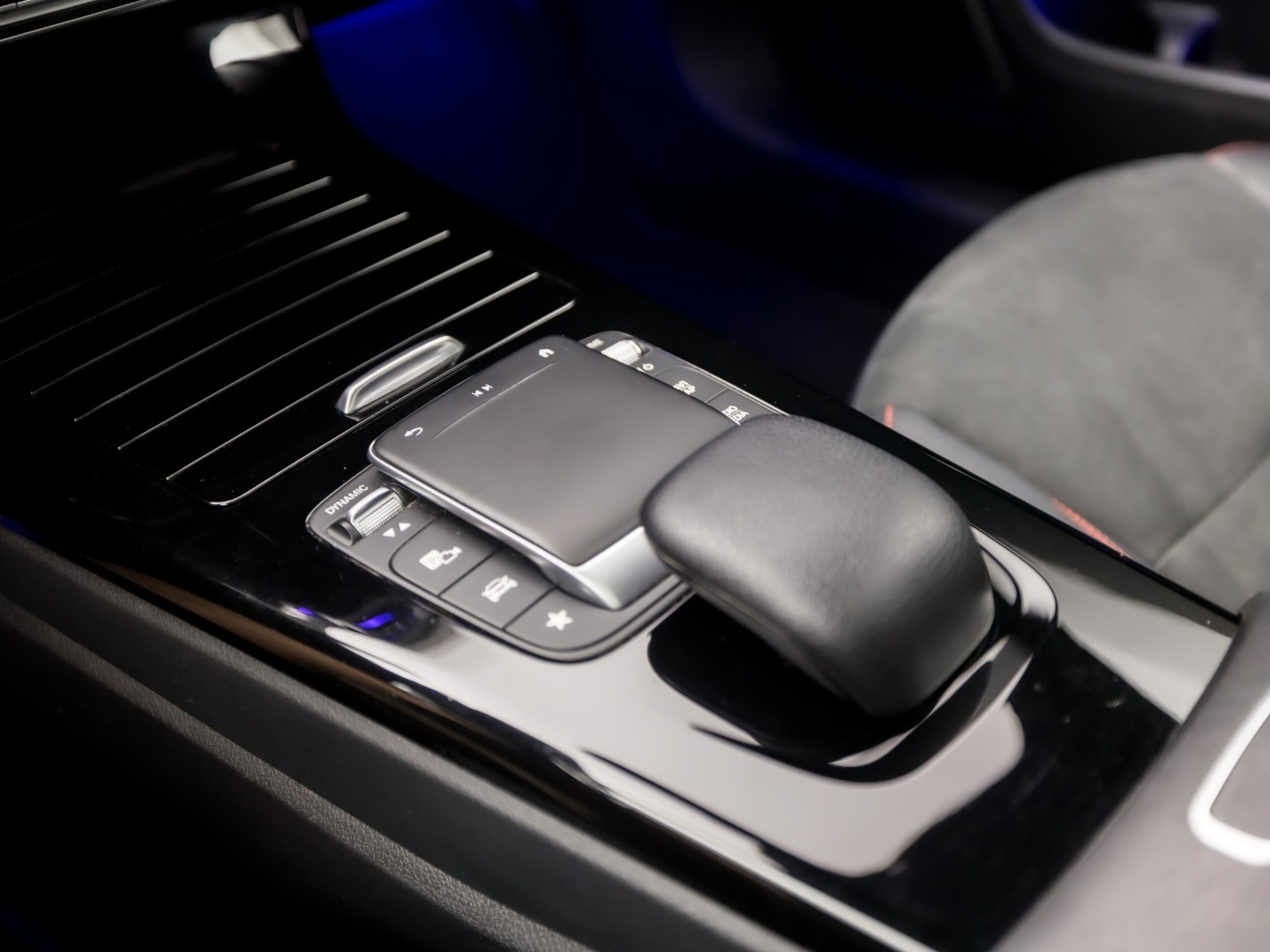 Mercedes-Benz A-Klasse 250 e AMG Sport 218Pk Automaat (PANORAMADAK, GROOT NAVI, SFEERVERLICHTING, CAMERA, GETINT GLAS, SPORTSTOELEN, LEDER/ALCANTARA, STOELVERWARMING, NIEUWSTAAT)