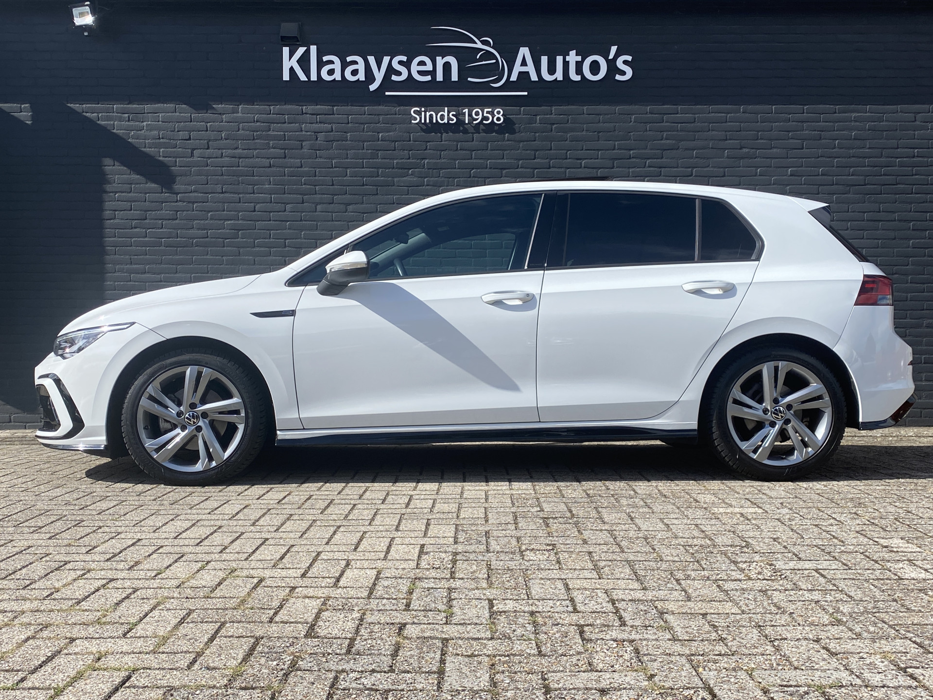 Volkswagen Golf 1.5 eTSI R-Line AUT. | dealer onderh. | panoramadak | stoel-/stuurverw. | keyless | trekhaak | carplay