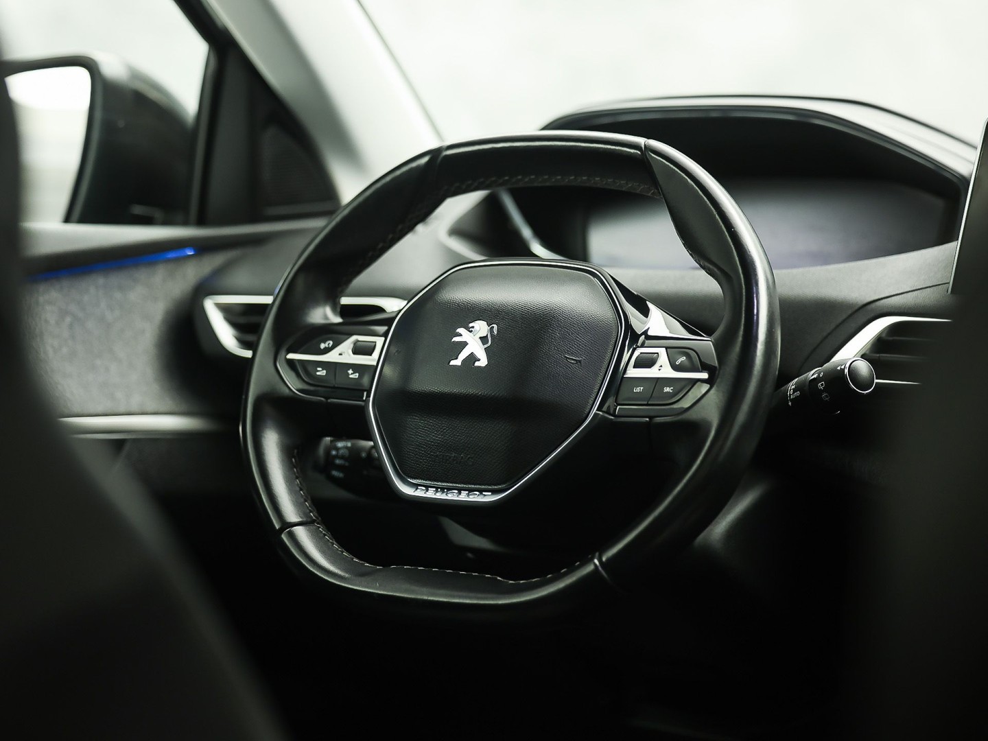 Peugeot 3008 1.2 PureTech Sport Automaat (PANORAMADAK, APPLE CARPLAY, GROOT NAVI, 360 CAMERA, LEDER, STOELVERWARMING, SPORTSTOELEN, GETINT GLAS, KEYLESS, DRIVE SELECT, NIEUWSTAAT)