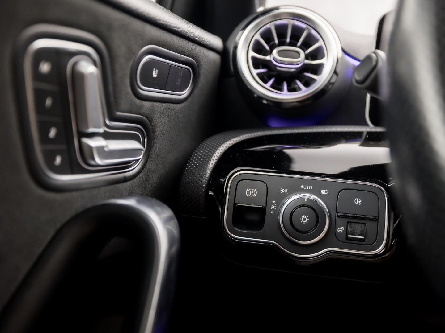 Mercedes-Benz A-Klasse 250 AMG Sport 224Pk Automaat (PANORAMADAK, MEMORY SEATS, 360 CAMERA, BURMESTER, GROOT NAVI, SFEERVERLICHTING, WIDESCREEN, ADAPTIVE CRUISE, NIEUWSTAAT)
