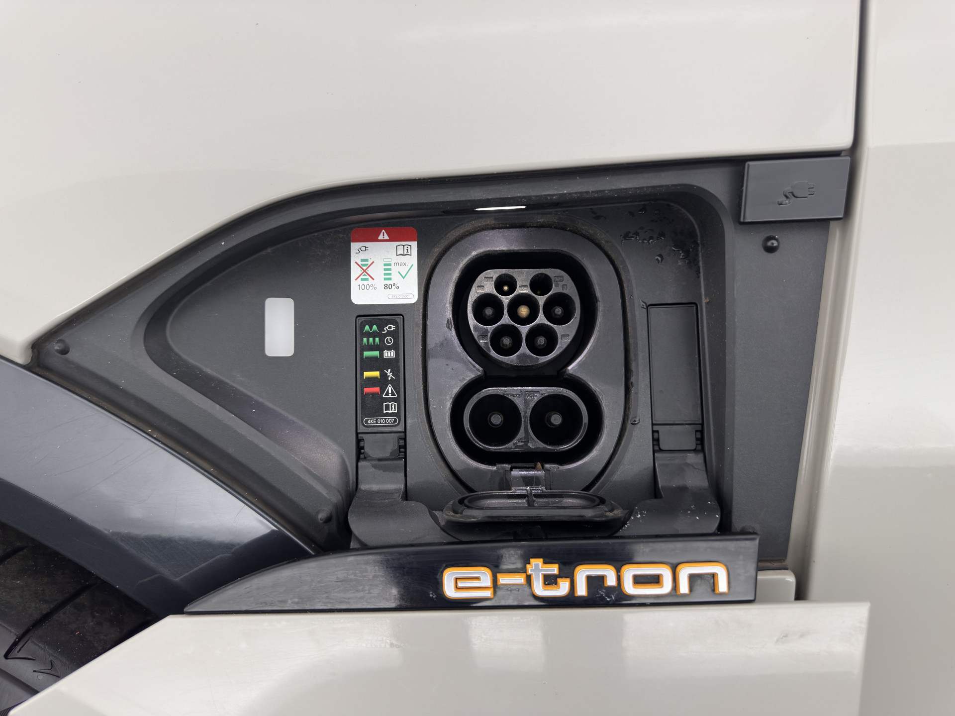 Audi e-tron 55 quattro advanced 95 kWh [ 3-Fase ] (INCL-BTW) *PANO | LUXURY-LEATHER | ADAPTIVE-CRUISE | FULL-LED | DIGI-COCKPIT | KEYLESS | MEMORY-PACK | AIR-SUSPENSION | CAMERA | AMBIENT-LIGHT |  NAVI-FULLMAP | SHIFT-PADDLES | DAB+ | COMFOR