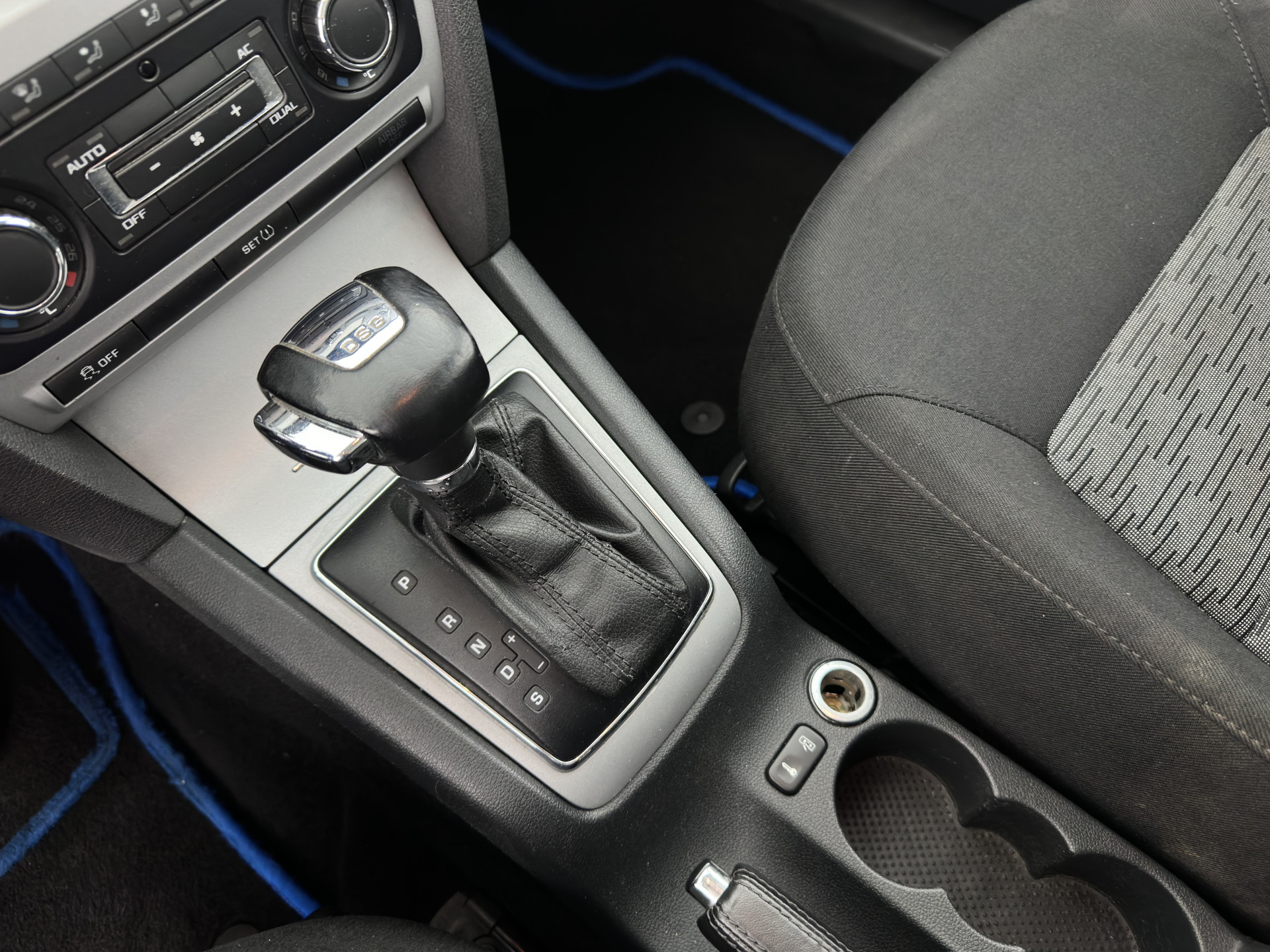 ŠKODA Octavia Combi 1.6 TDI Ambition Business Line Aut. *NAVI-FULLMAP | AIRCO | CRUISE | AMUNDSEN-AUDIO | PDC | COMFORT-SEATS | TOWBAR | 15''ALU*