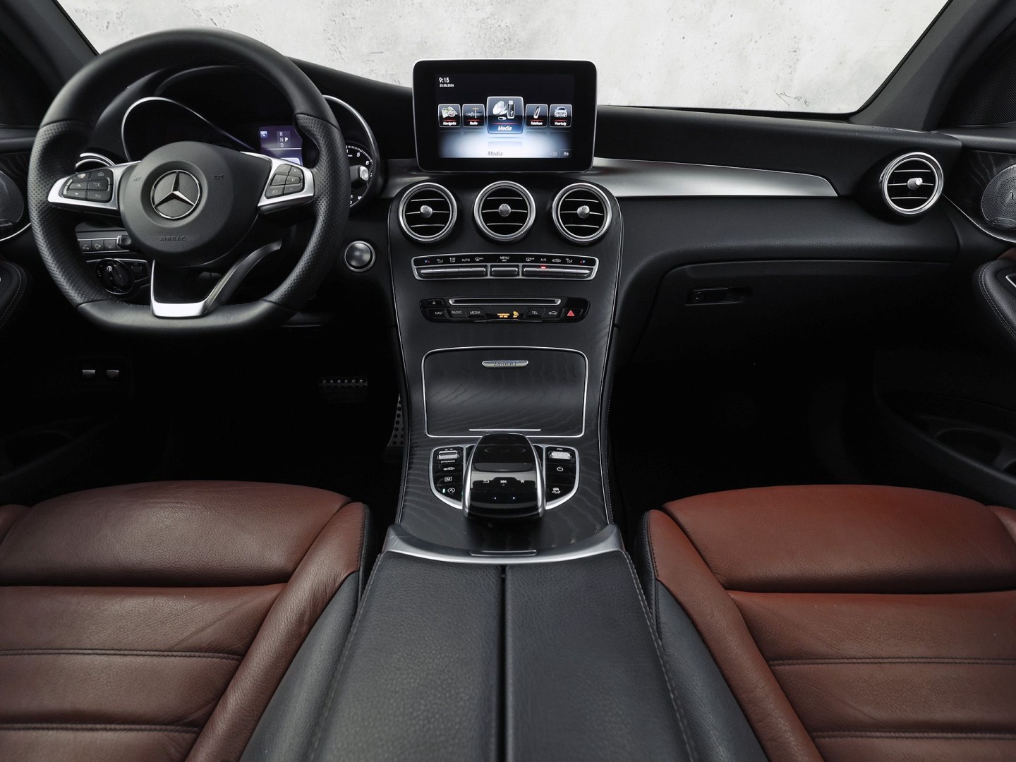 Mercedes-Benz GLC 250 4MATIC Edition 1 AMG Sport 211Pk Automaat (SCHUIFDAK, LUCHTVERING, GROOT NAVI, HEAD-UP DISPLAY, MEMORY SEATS, 360 CAMERA, BURMESTER, STOELVERWARMING ACHTER, TREKHAAK WEGKLAPBAAR, NIEUWSTAAT)