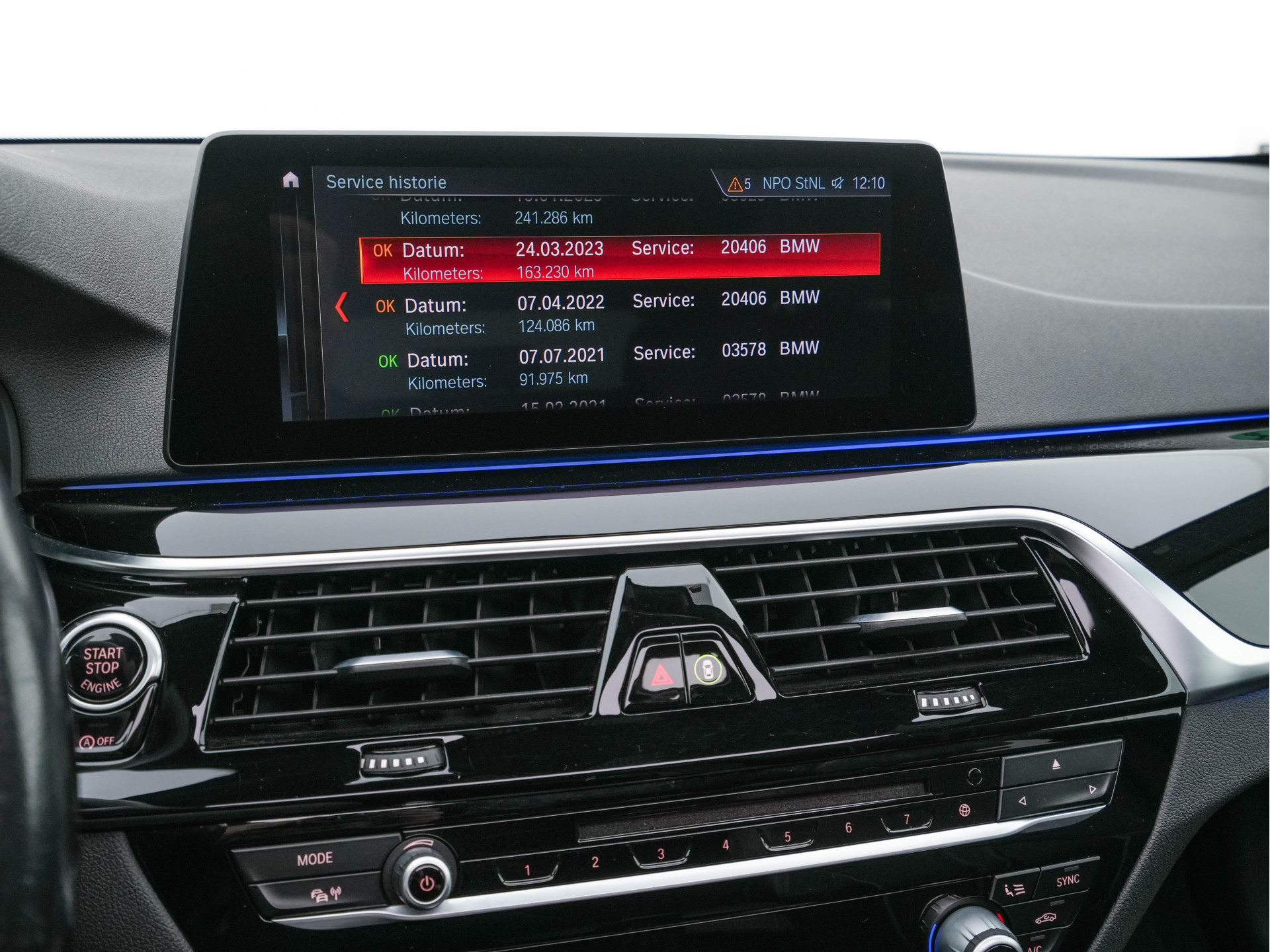 BMW 5-serie Touring 530d Sportline High Executive Aut. *PANO | LEATHER | FULL-LED | MEMORY-PACK | TOP-VIEW | HEATED-COMFORTSEATS | NAVI-FULLMAP | PRIVACY-GLASS | AMBIENT-LIGHT | ECC | CARPLAY | PDC | TOWBAR | SHIFT-PADDLES | 20"ALU*