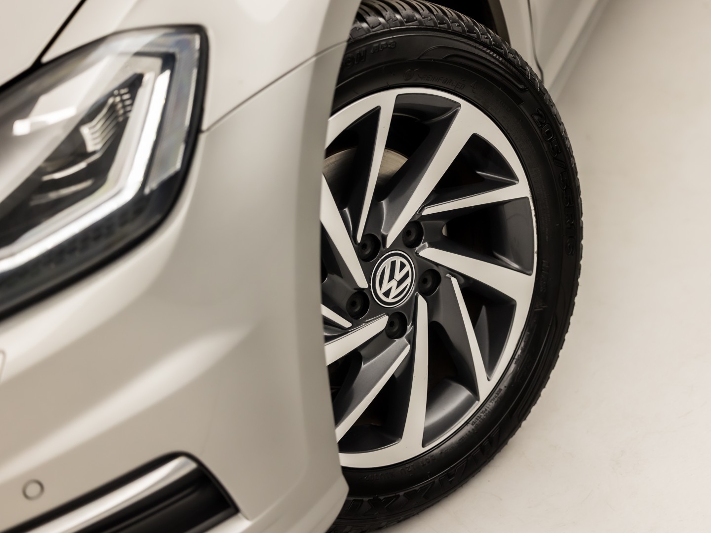 Volkswagen Golf 1.5 TSI 131PK Sportline (APPLE CARPLAY, GROOT NAVI, 4 CILINDER, CLIMATE, LED KOPLAMPEN, STOELVERWARMING, SPORTSTOELEN, GETINT GLAS, LM VELGEN, ADAPTIVE CRUISE, PARKEERSENSOREN, NIEUWSTAAT)