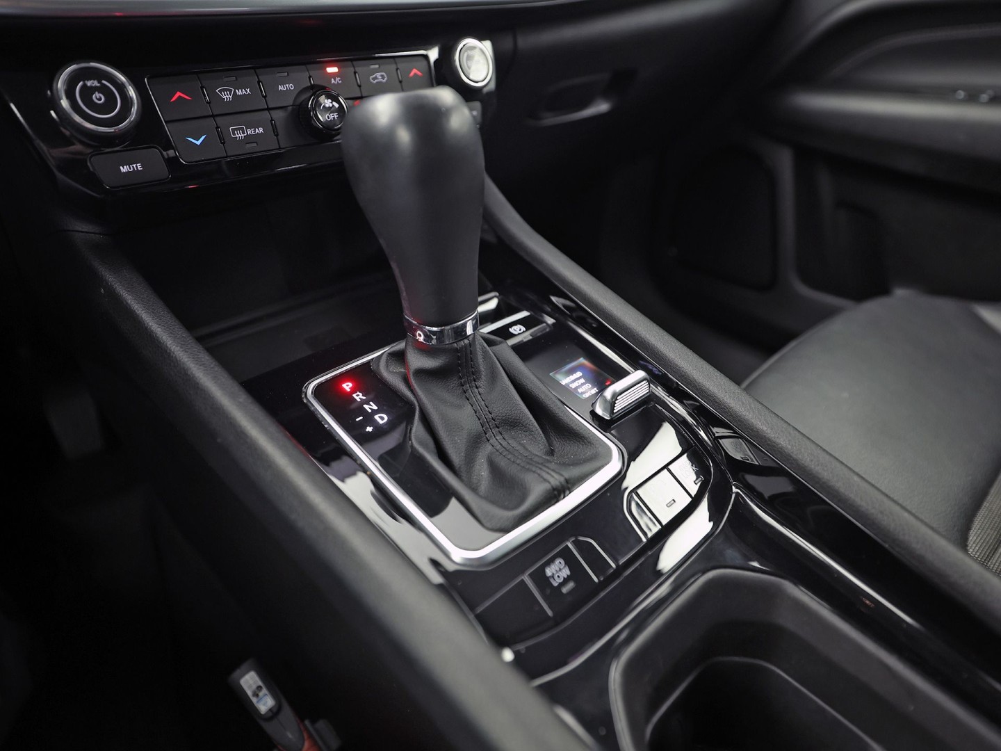 Jeep Compass 4xe 190 Plug-in Hybrid Electric Night Eagle. Automaat (NAP, APPLE CARPLAY, GROOT NAVI, LEDER, ADAPTIVE CRUISE, SPORTSTOELEN, GETINT GLAS, KEYLESS, NIEUWSTAAT)
