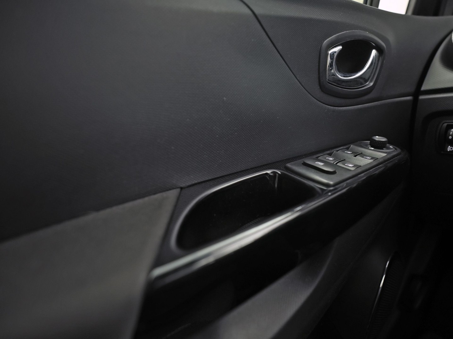 Renault Captur 0.9 TCe Dynamique Black Pack Automaat (NAP, NAVIGATIE, CLIMATE, GETINT GLAS, CAMERA, SPORTSTOELEN, CRUISE, ELEK PAKKET, NIEUWSTAAT)