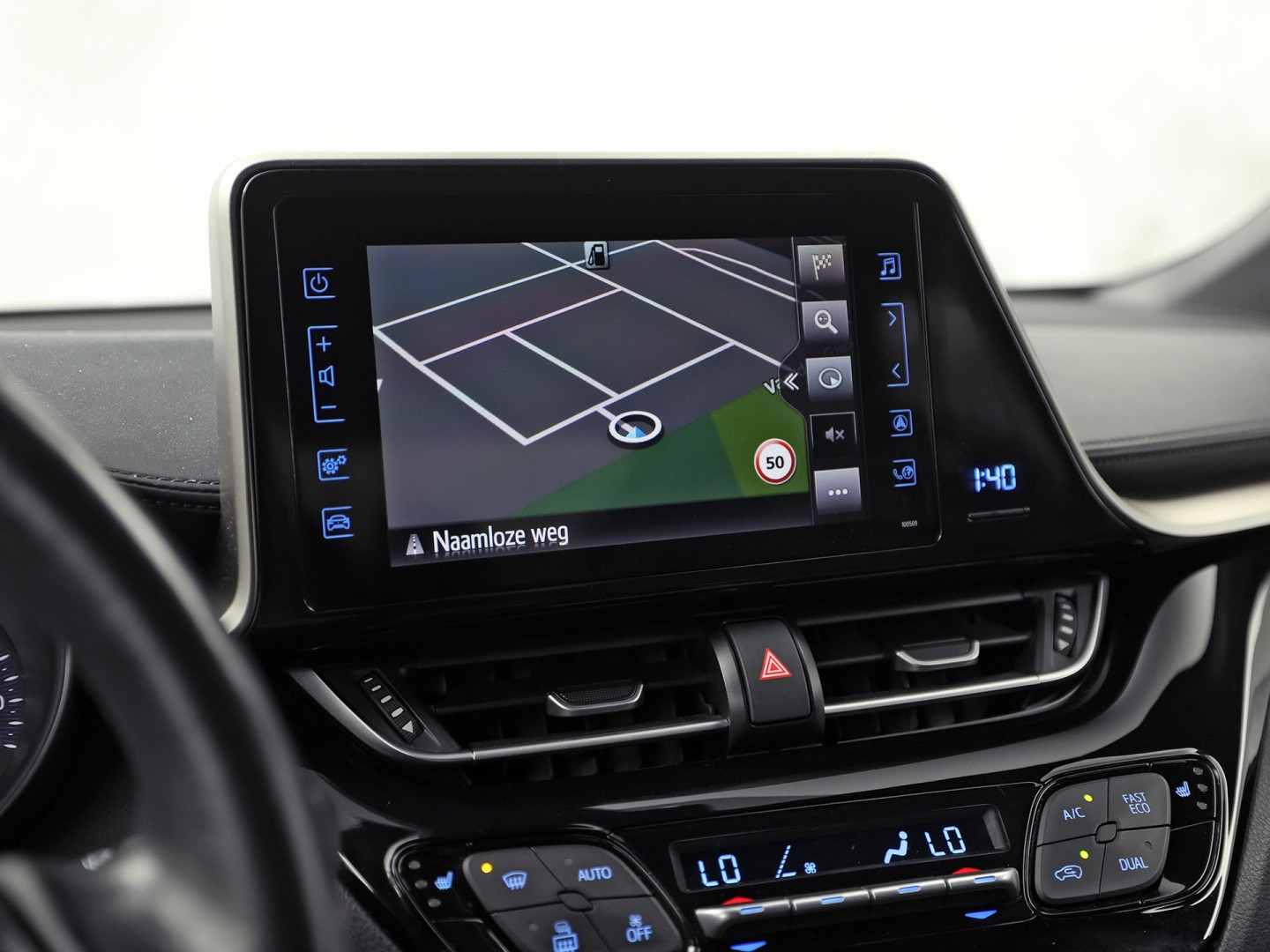 Toyota C-HR 1.8 Hybrid Sport Automaat (NAVIGATIE, CAMERA, STUUR/STOELVERWARMING, GETINT GLAS, SPORTSTOELEN, ADAPTIVE CRUISE, KEYLESS, NIEUWSTAAT)