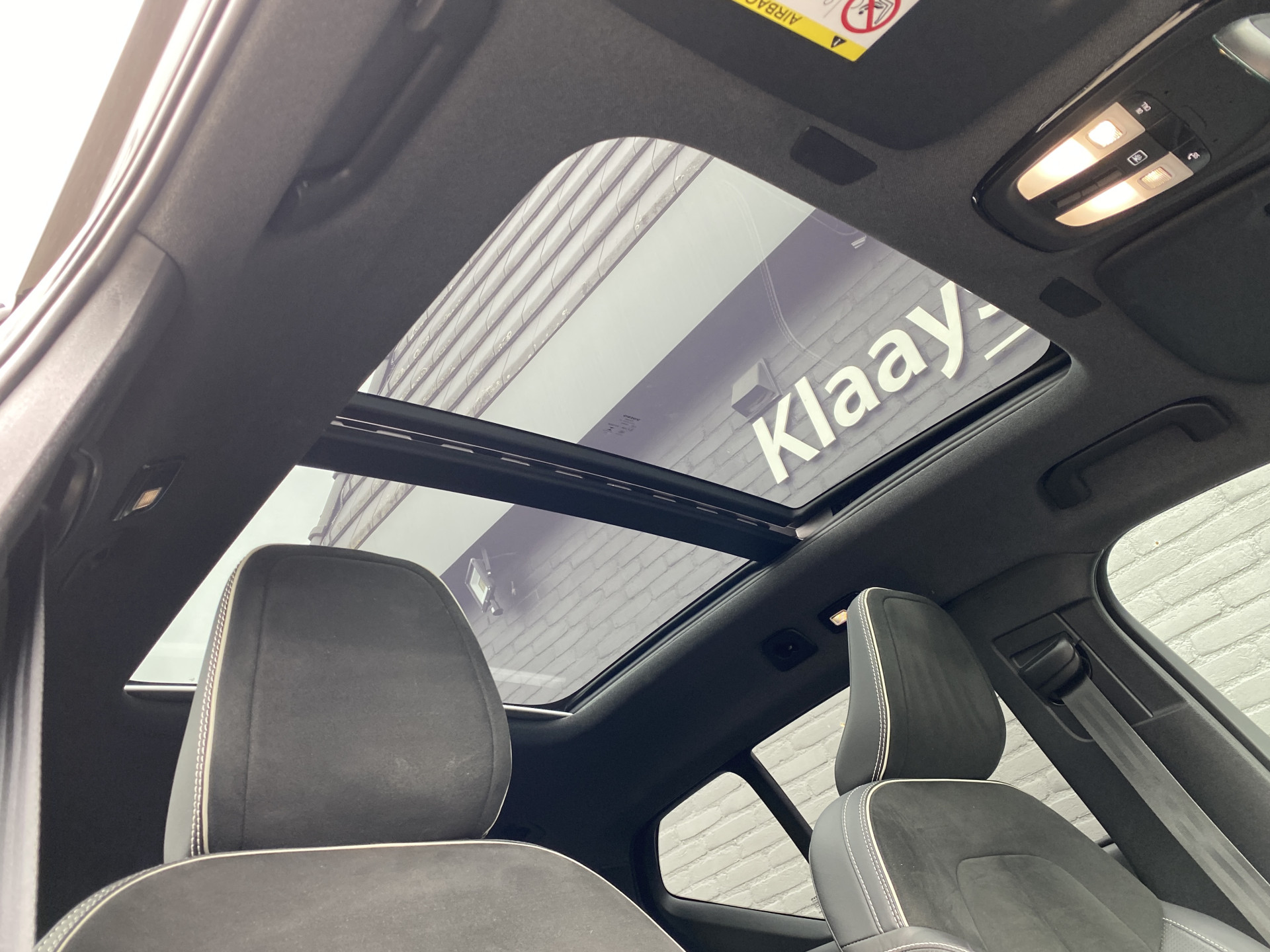 Volvo XC40 Recharge P8 AWD R-Design 408 pk | 1e eigenaar | dealer onderh. | panoramadak | trekhaak | 360 camera | stoelverw.