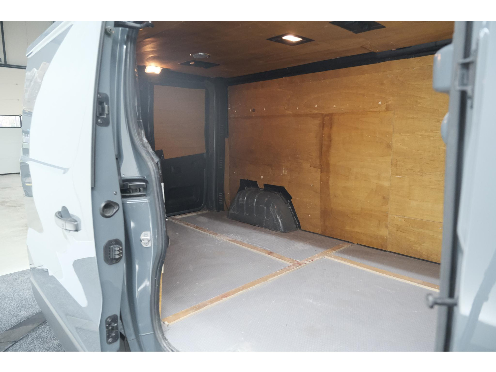 Renault Trafic 2.0 dCi 110 T30 L2H1 Work Edition | Trekhaak | Camera | Navigatie | Sidebars | Betimmering Laadruimte