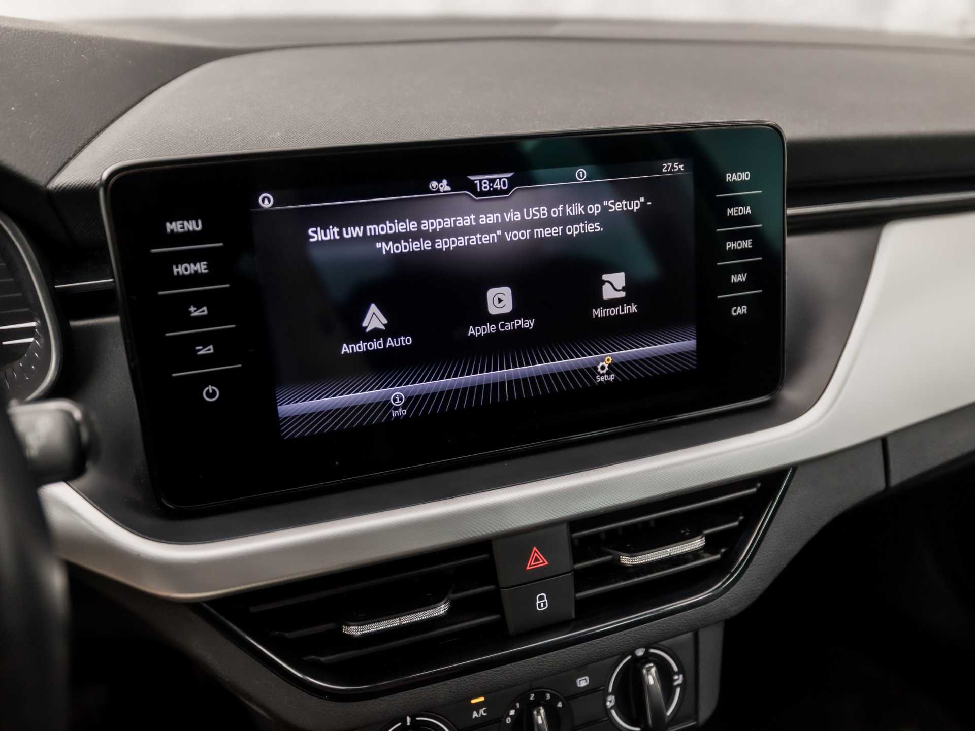 Škoda Kamiq 1.0 TSI Sport (VIRTUAL COCKPIT, APPLE CARPLAY, GROOT NAVI, TREKHAAK, PARKEERSENSOREN, SPORTSTOELEN, GETINT GLAS, CRUISE, NIEUWE APK, NIEUWSTAAT)
