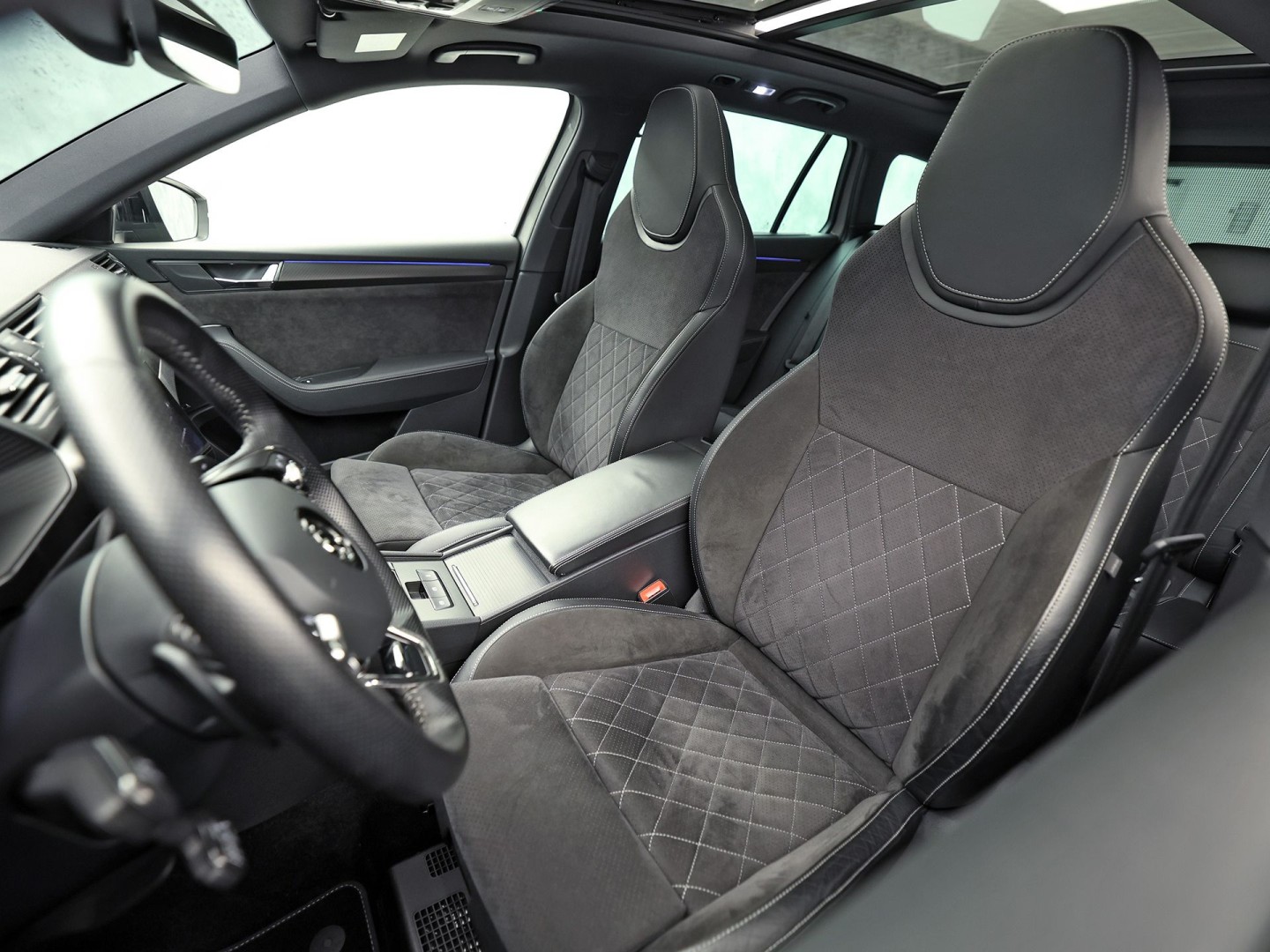 Škoda Superb Combi 1.4 TSI iV Sportline 218Pk Automaat (PANORAMADAK, 360 CAMERA, VIRTUAL COCKPIT, MEMORY SEATS, CANTON AUDIO, STOELVERWARMING, ADAPTIVE CRUISE, SFEERVERLICHTING, APPLE CARPLAY, NIEUWSTAAT)